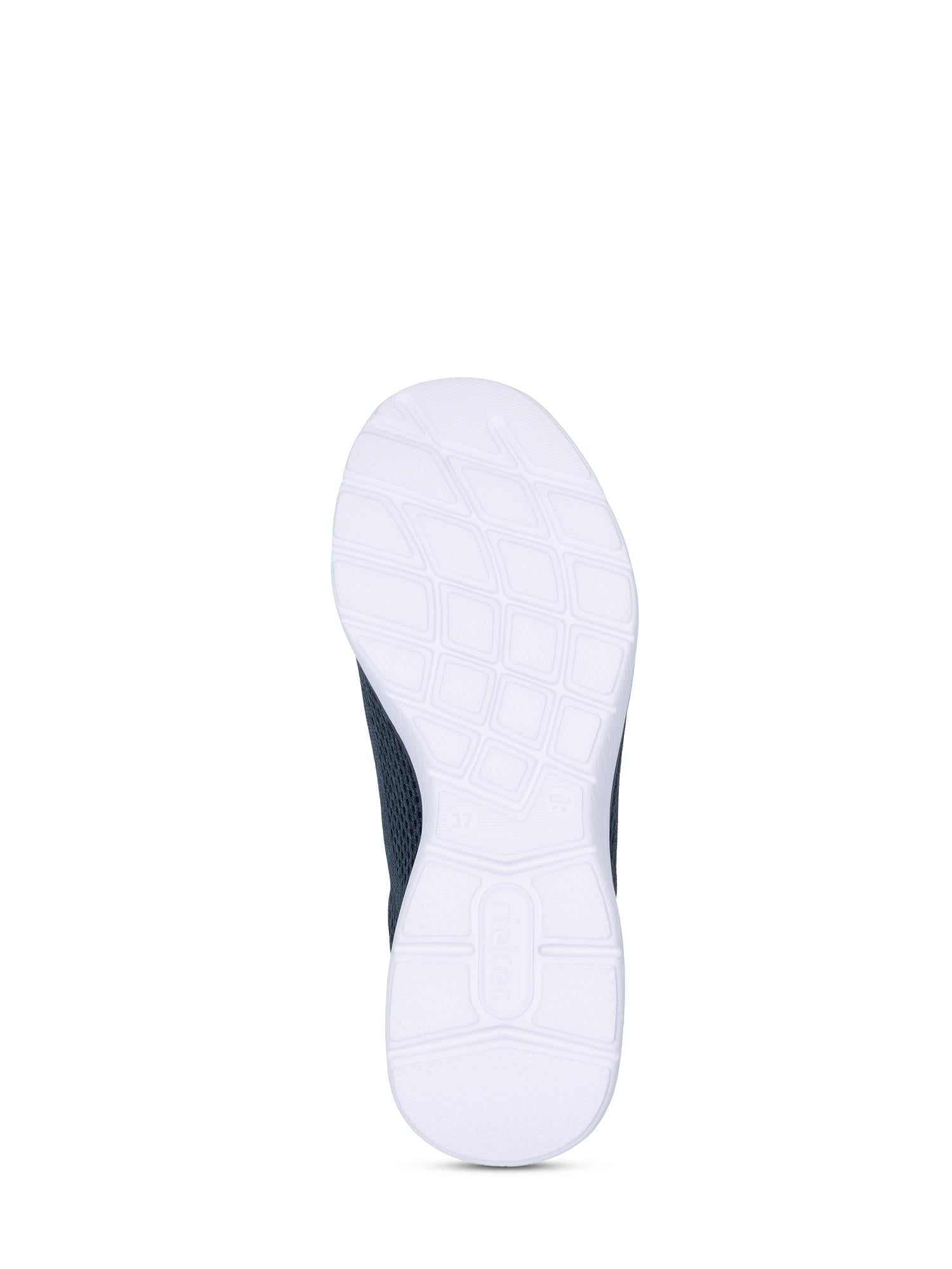 Bildet viser undersiden av 03226 Rieker FlexLite Sneakers Navy fra Rieker Sport, og fremhever en hvit, strukturert såle med rutenett- og bølgemønster. Den ultralette komfortdesignen og deler av den mørke overdelen er også synlige.