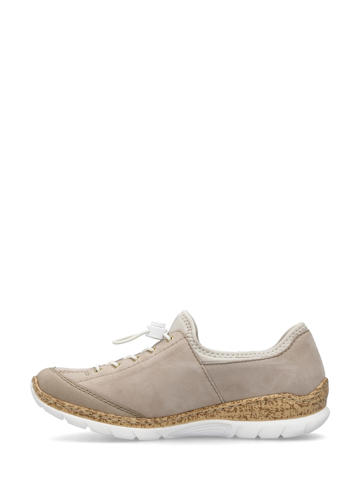 07560 Rieker Sandy Cork-sneakeren fra Rieker Comfort & Style vises i sideprofil, med en beige semsket skinn-overdel, hvite lisser, korkteksturert hældetalj, hvit yttersåle og pynt, på en hvit bakgrunn.