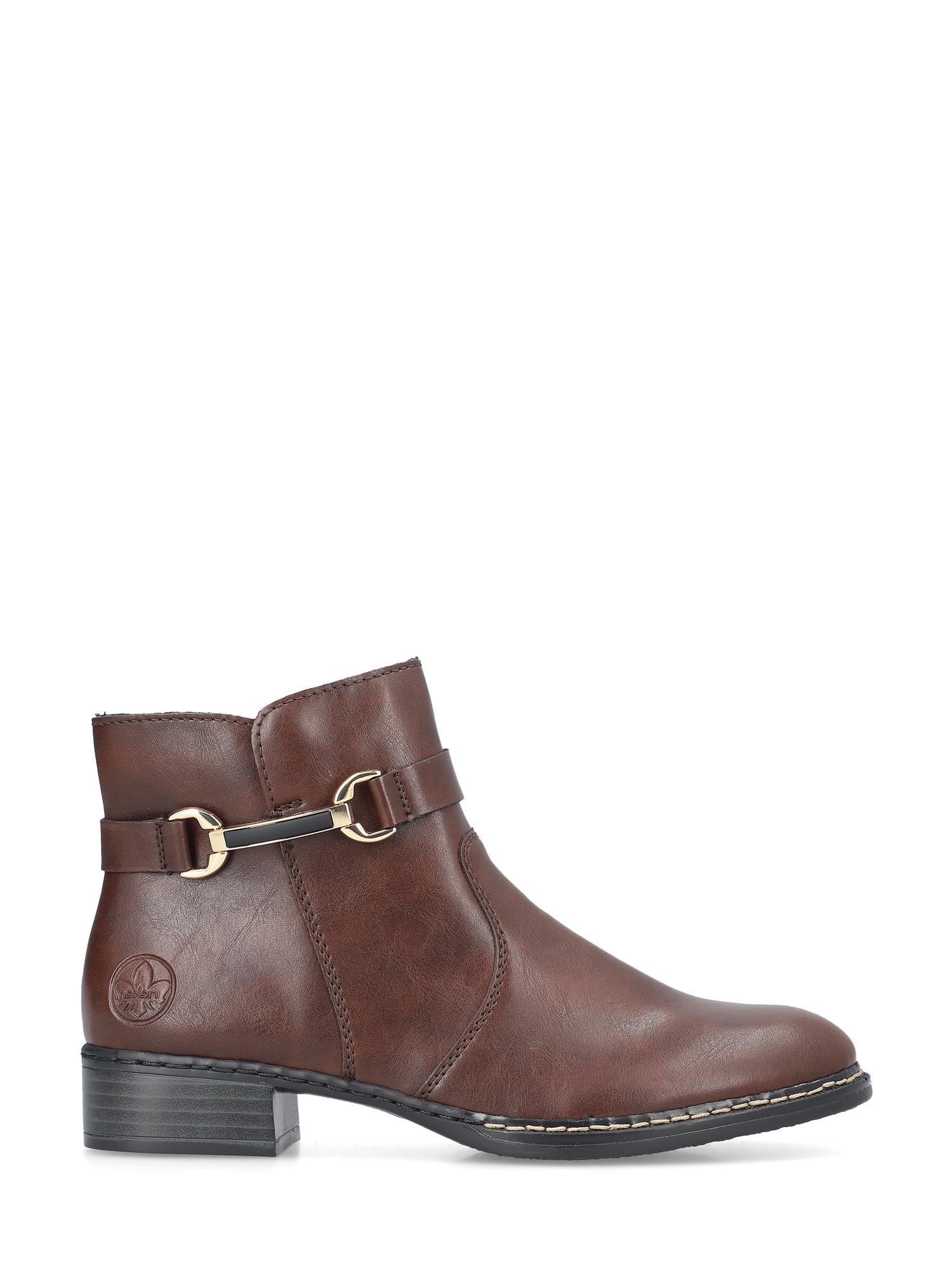 04314 Rieker Nalia Ankelstøvlett fra Rieker Comfort & Style er en brun ankelstøvlett med lav, stablet hæl, gullspenne, sydd såle, glatt overflate, preget logo ved hælen og en komfortsåle for ekstra komfort.