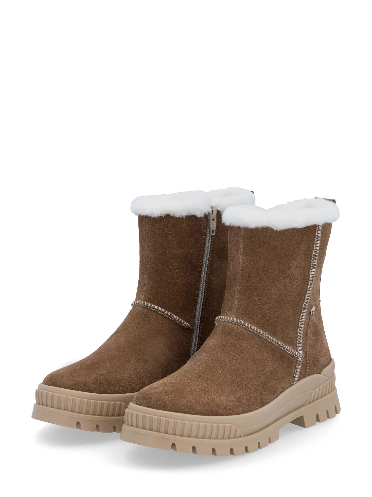 05069 Rieker-Evolution Nubuck Ullfôret Fiber-Grip vintersko fra Rieker Sport har brun nubuck, beige gummisåler, mykt ullfôr øverst, dekorative sidesømmer og synlige glidelåser på sidene for enkel bruk.