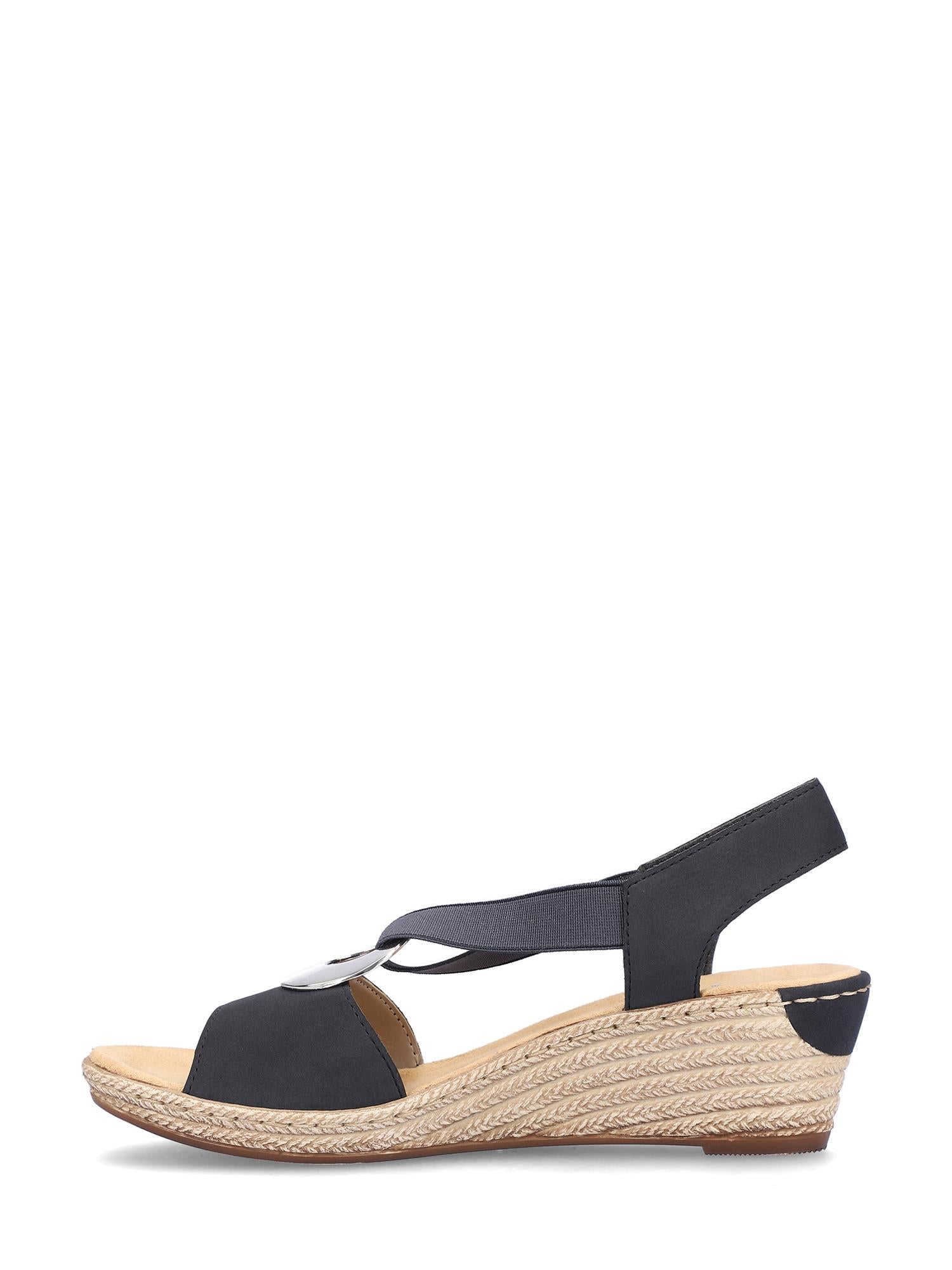 08079 Rieker Pazifik Elastic Sandal fra Rieker Comfort & Style er en svart damesandal med åpen tå, elastiske remmer, sølvfarget aksent, vevd espadrillesåle, Antistress-teknologi, slingback-design og lav platehæl.