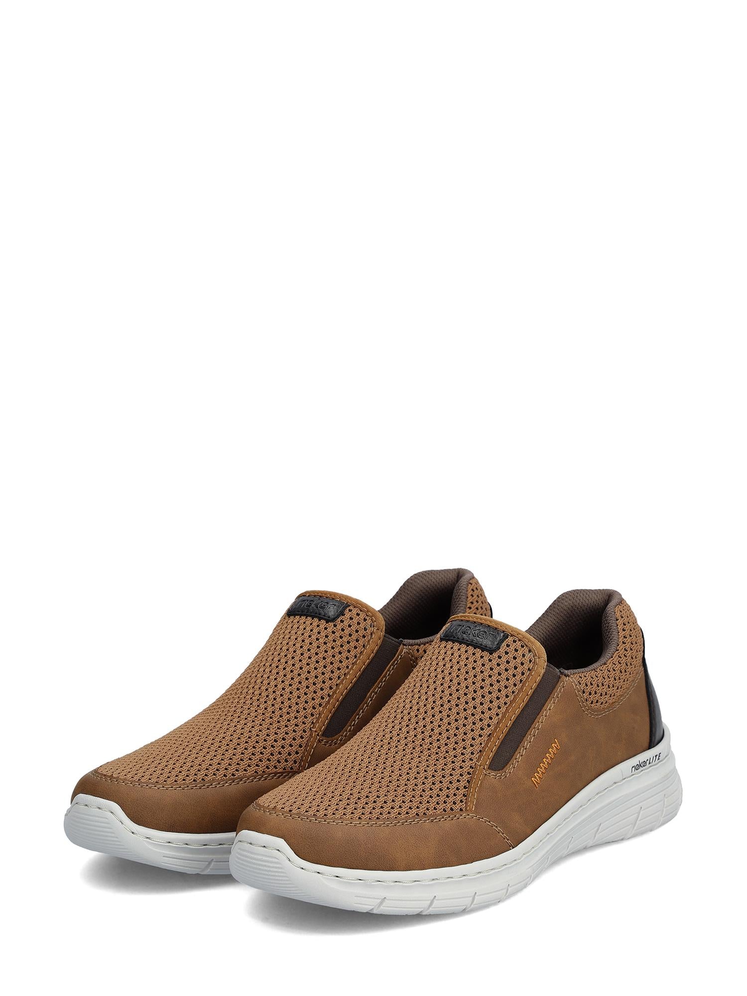 07529 Rieker Slip-on Antistress Brown-skoene fra Rieker Comfort & Style har perforert brun overdel, hvite gummisåler, svarte hældetaljer og elastiske sidepaneler for komfort. Vist på en hvit bakgrunn.