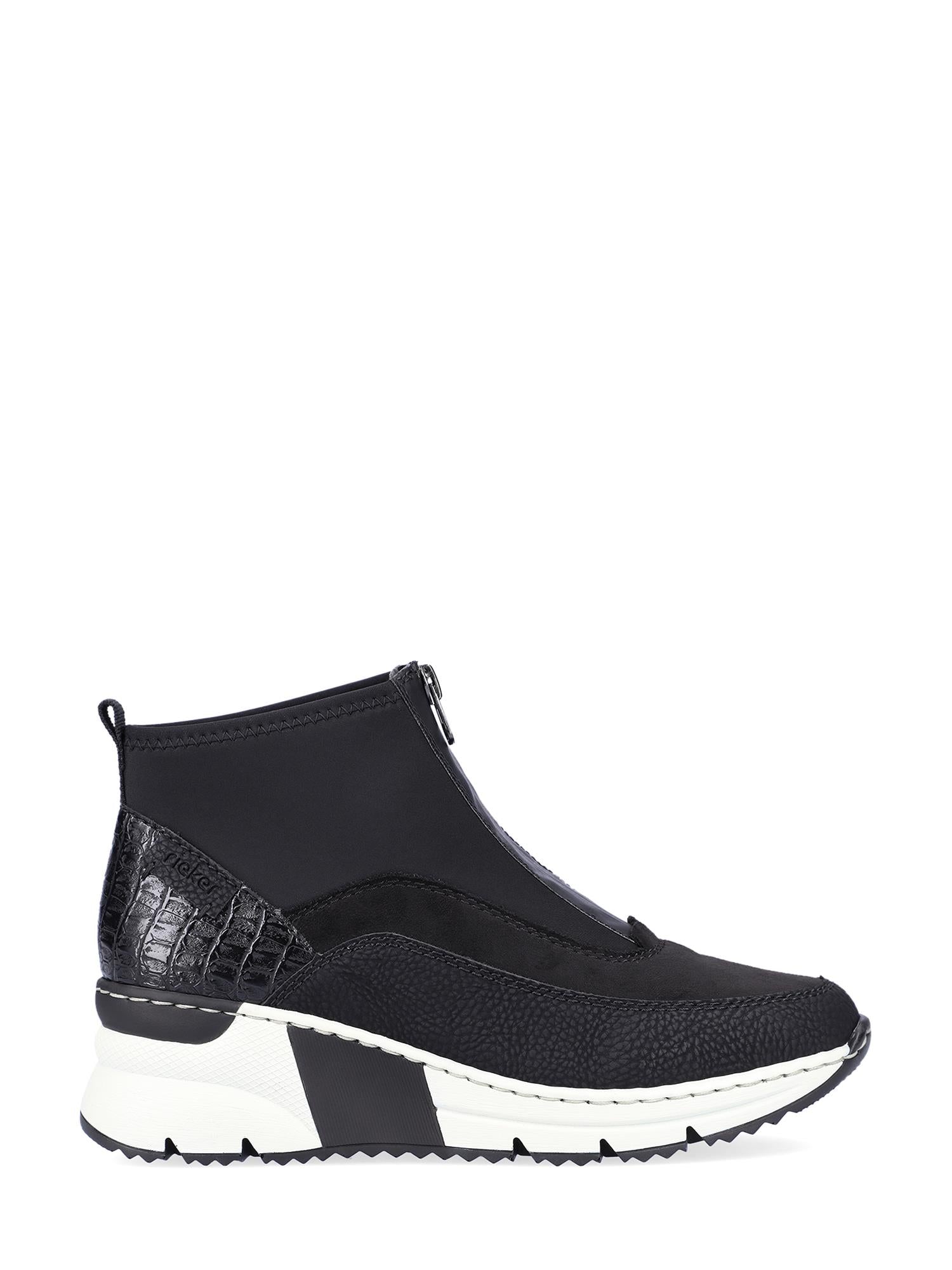 05027 Rieker Sneaker Boot Black fra Rieker Comfort & Style er en svart slip-on damesko med strukturert mønster, glidelås foran, hældetalj i reptilimitasjon, uttakbar innersåle og en tykk hvit og svart såle.