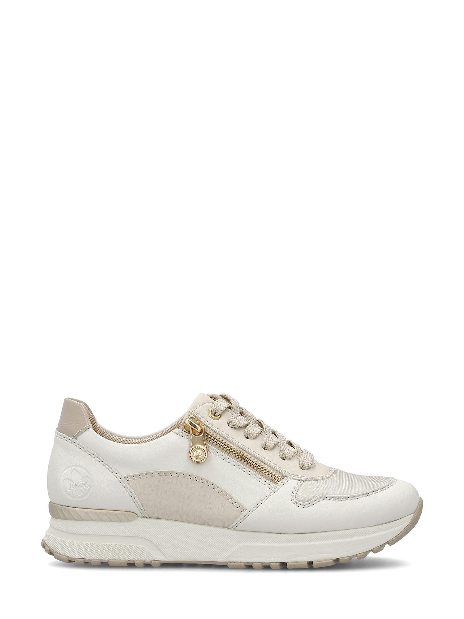 07580 Rieker Beige Leather zip Sneaker fra Rieker Comfort & Style har en strukturert såle, uttakbar innersåle, beige snørebånd, glidelås i gull på siden og preget logo nær hælen. Vises på en vanlig hvit bakgrunn.