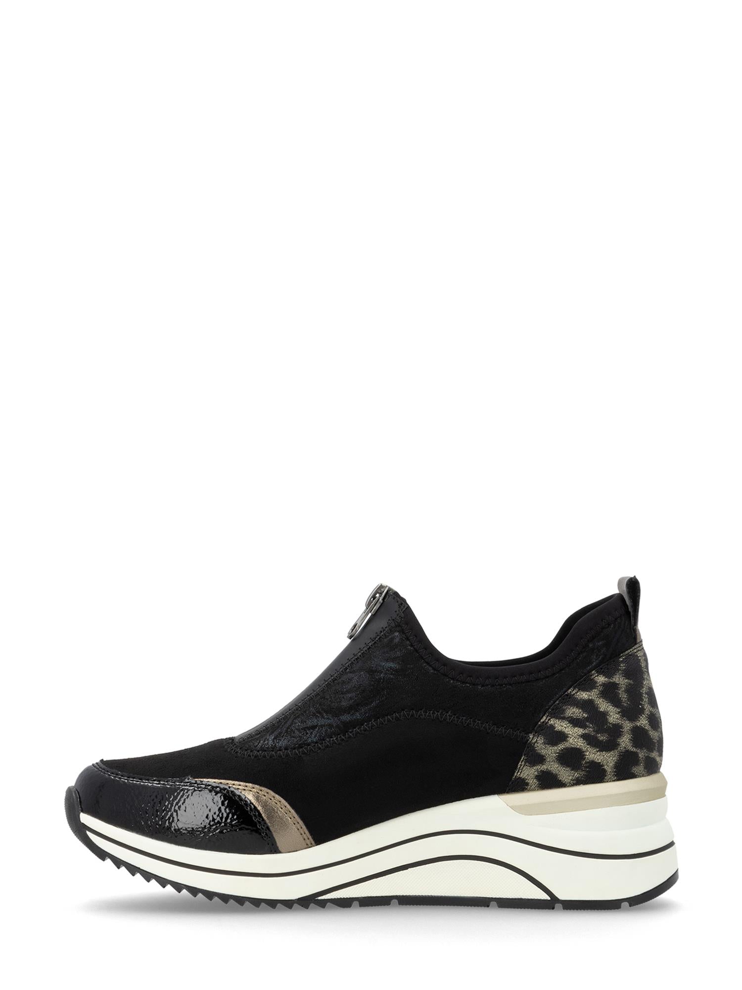 Sidevisning av Remonte 04959 Lite'n Soft Leopard slip-on-sneaker i svart, med hvit såle, lakkdetaljer, leopardmønster på hælen, liten kilehæl og en blanding av matte og skinnende teksturer.