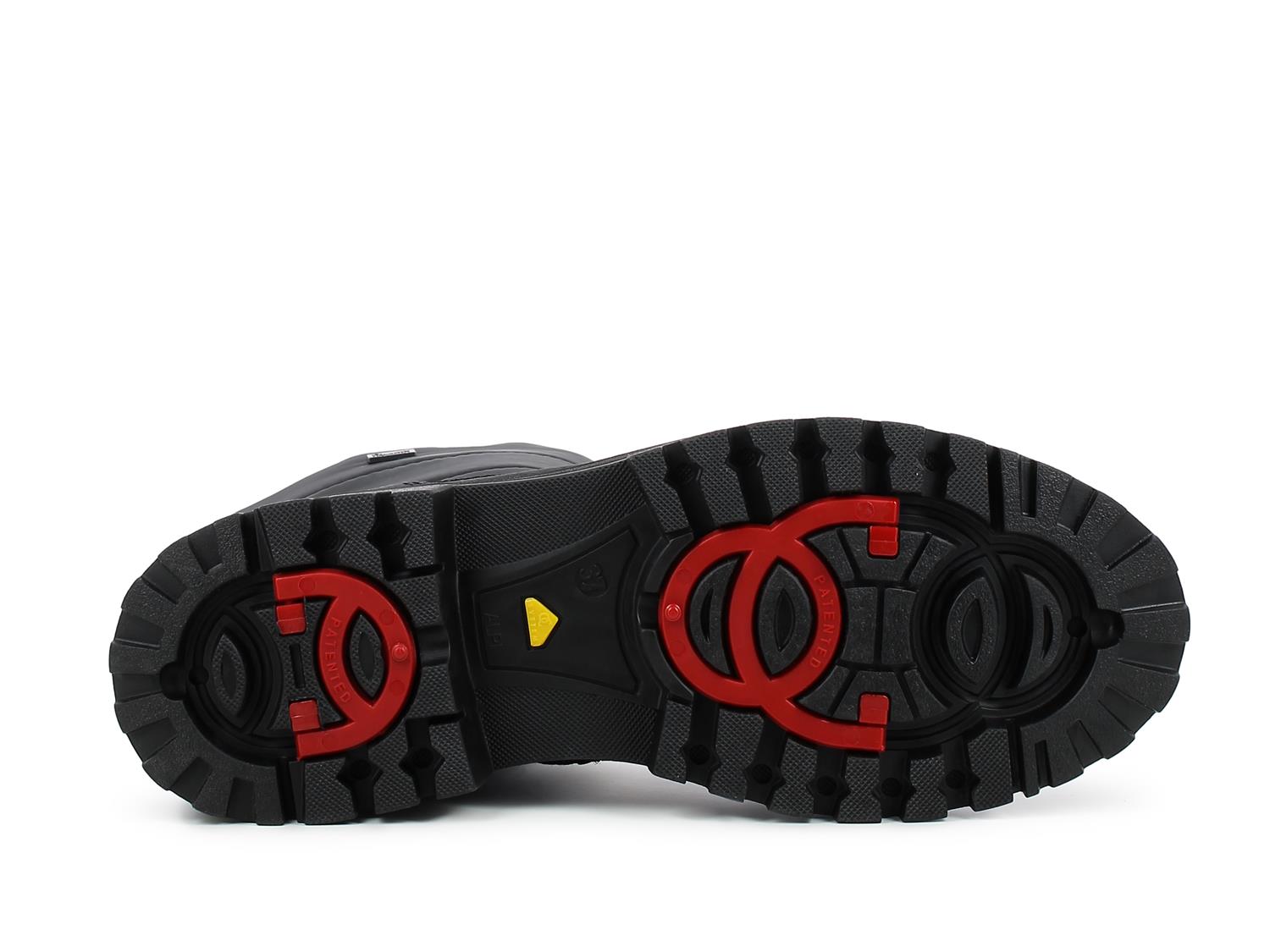 Bildet viser sålen på Rieker Comfort & Style 03019 Boble Varmfòret med Brodder-støvlene, som har dype slitebaner, to røde runde grep og en gul diamantdetalj - perfekt for broddersko eller vanntett vinterstøvler.