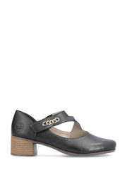 06819 Rieker Cross over Pumps fra Rieker Comfort & Style er en svart Mary Jane-pumps i skinn med skinnsåle, lav, stablet trehæl, kjettingstropp i gull og en preget logo nær hælen.