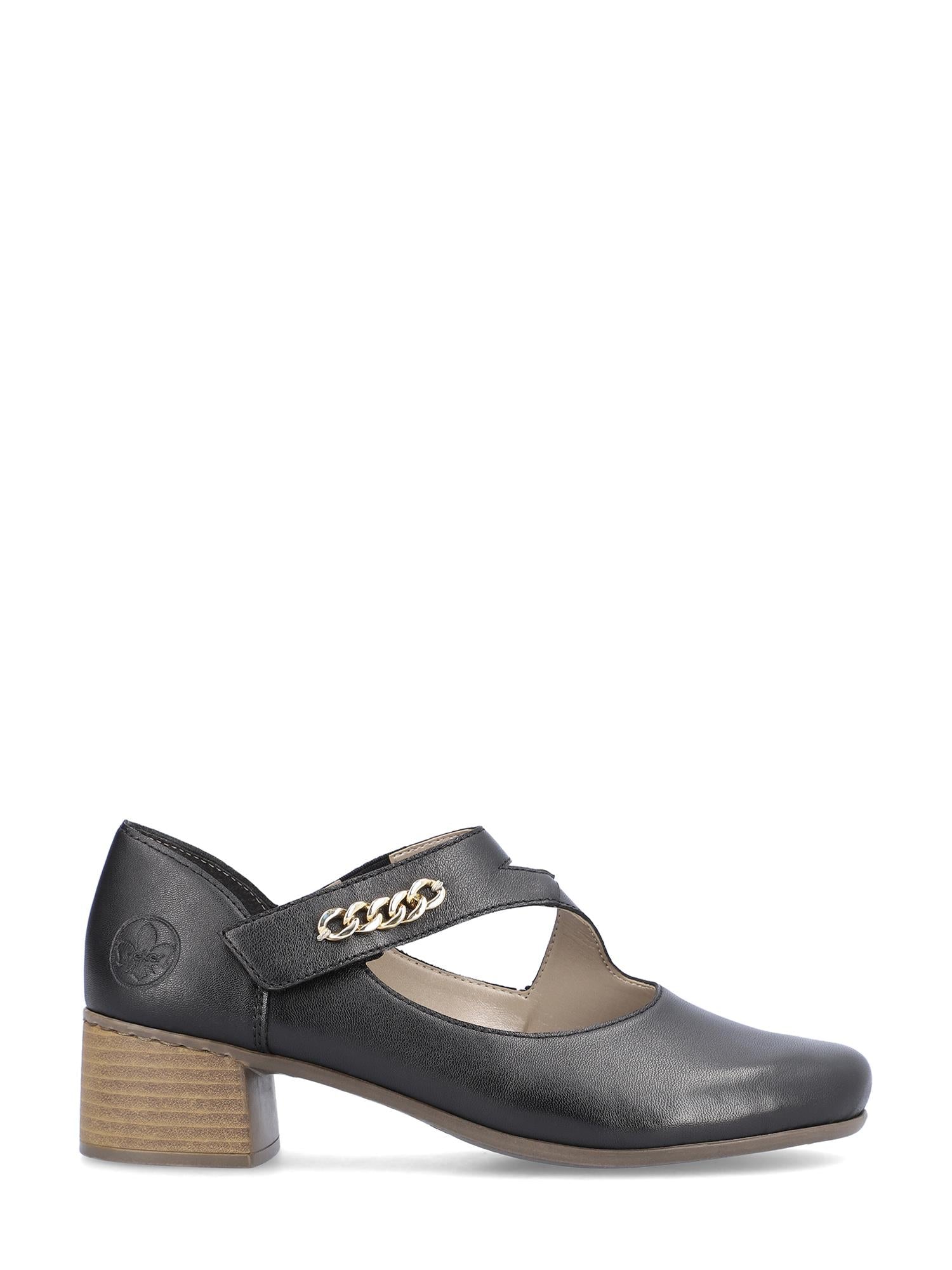 06819 Rieker Cross over Pumps fra Rieker Comfort & Style er en svart Mary Jane-pumps i skinn med skinnsåle, lav, stablet trehæl, kjettingstropp i gull og en preget logo nær hælen.