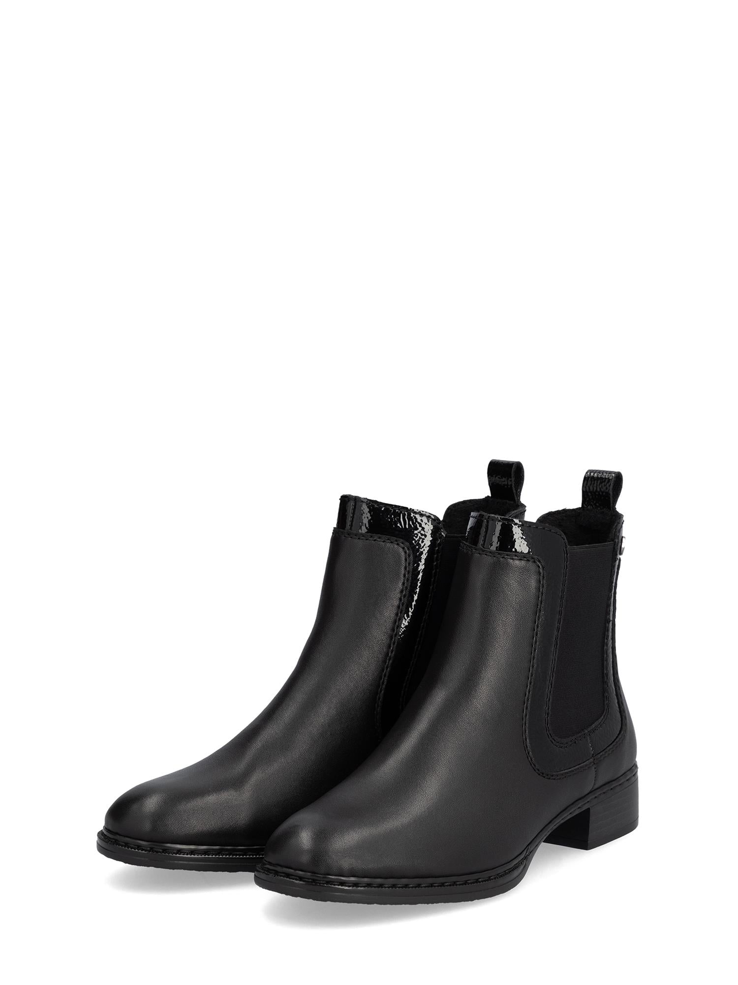 04865 Rieker Elastic Leather Boot fra Rieker Comfort & Style er en svart Chelsea-støvel med elastiske sidepaneler, trekkfliker bak, lave hæler og en glatt skinnfinish, vist på en hvit bakgrunn.