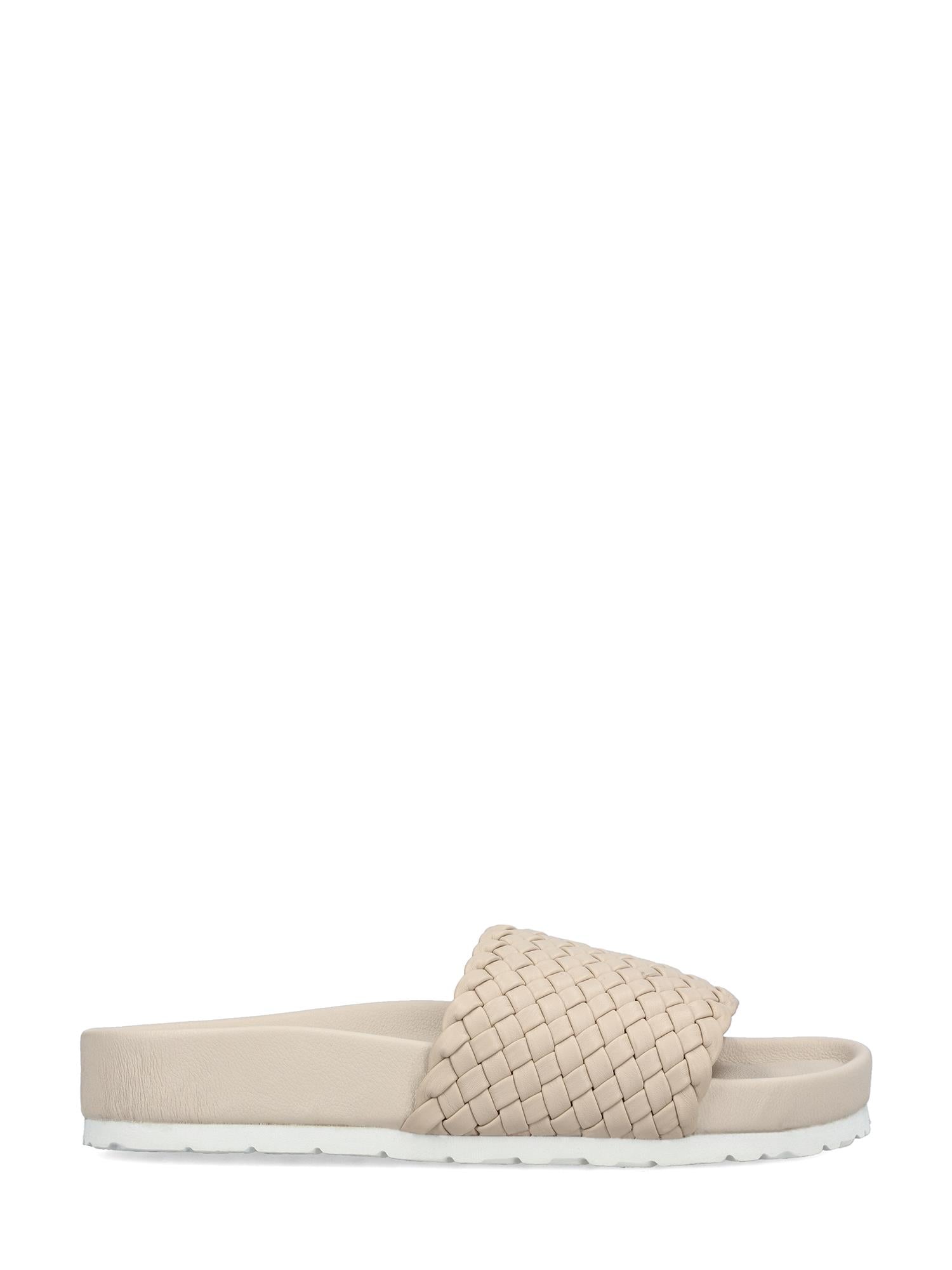 08093 Rieker Ginger Braid Sandal fra Rieker Comfort & Style er en beige sandal med bred, vevd stropp, antistress-komfortteknologi, flat, hvit såle og åpen tå - presentert på en hvit bakgrunn.