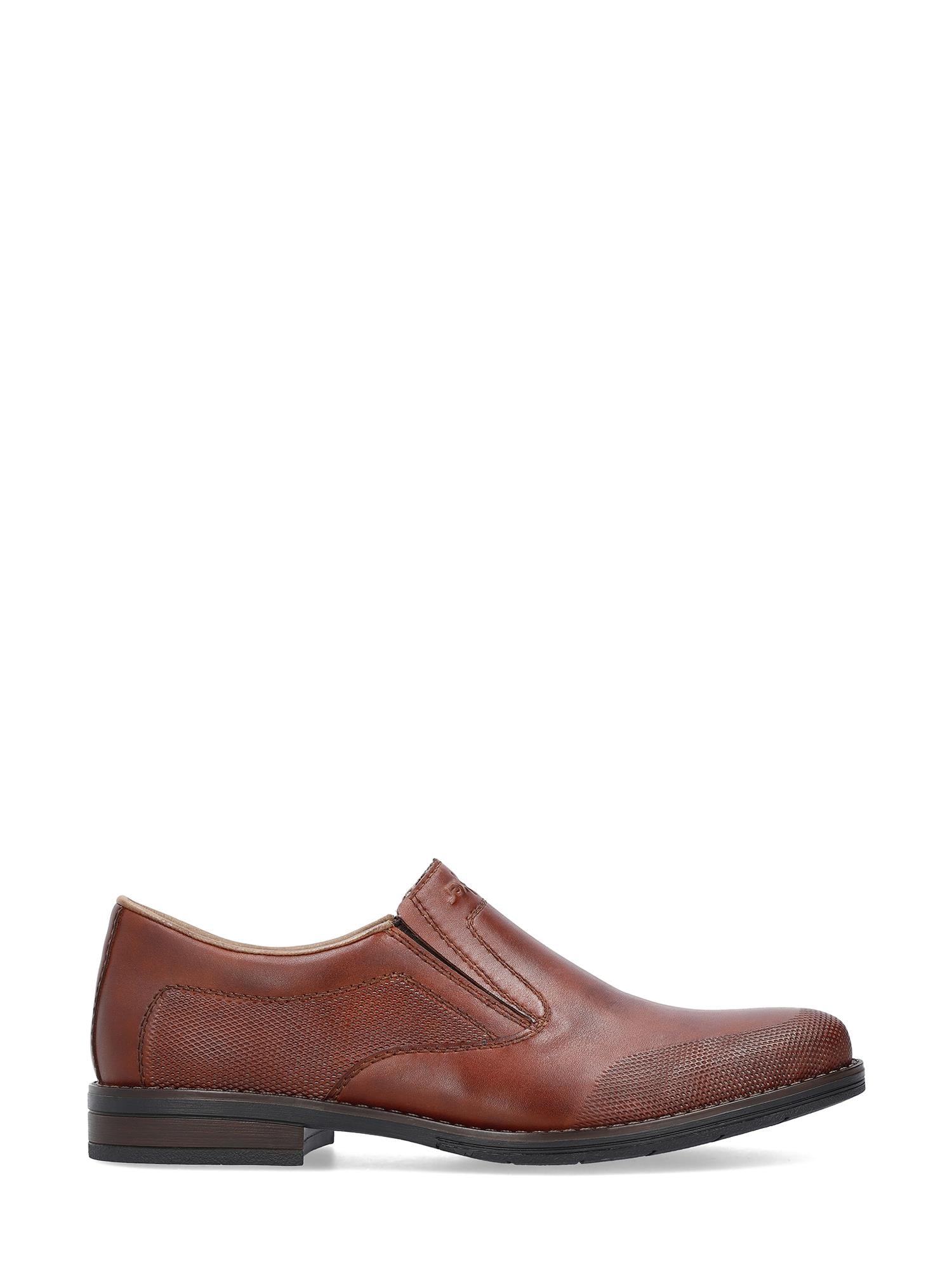 07526 Rieker Dortmund Leather Slip-on fra Rieker Comfort & Style er en brun glatt skinn-penselsko med lav hæl, Komfortbredden G 1/2-passform, diskré søm og en teksturert tå, vist i profil mot hvit bakgrunn.