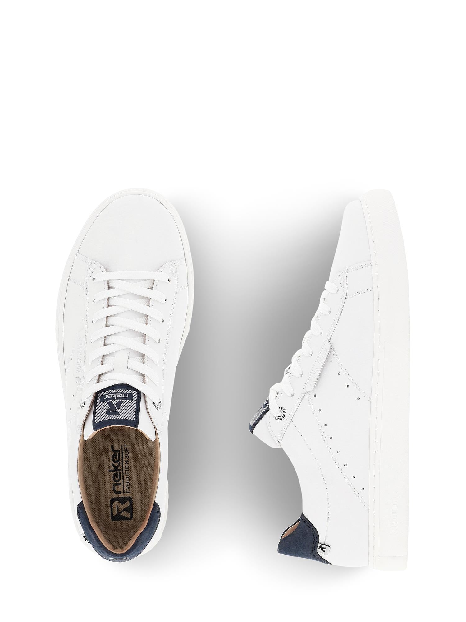 07601 Rieker-Evolution Sport & Style Leather Sneaker fra Rieker Sport har hvitt glatt skinn, marineblå detaljer på hæl og tunge, TR-såle for komfort og synlig merkevarebygging på innersålen, vist ovenfra og fra siden.