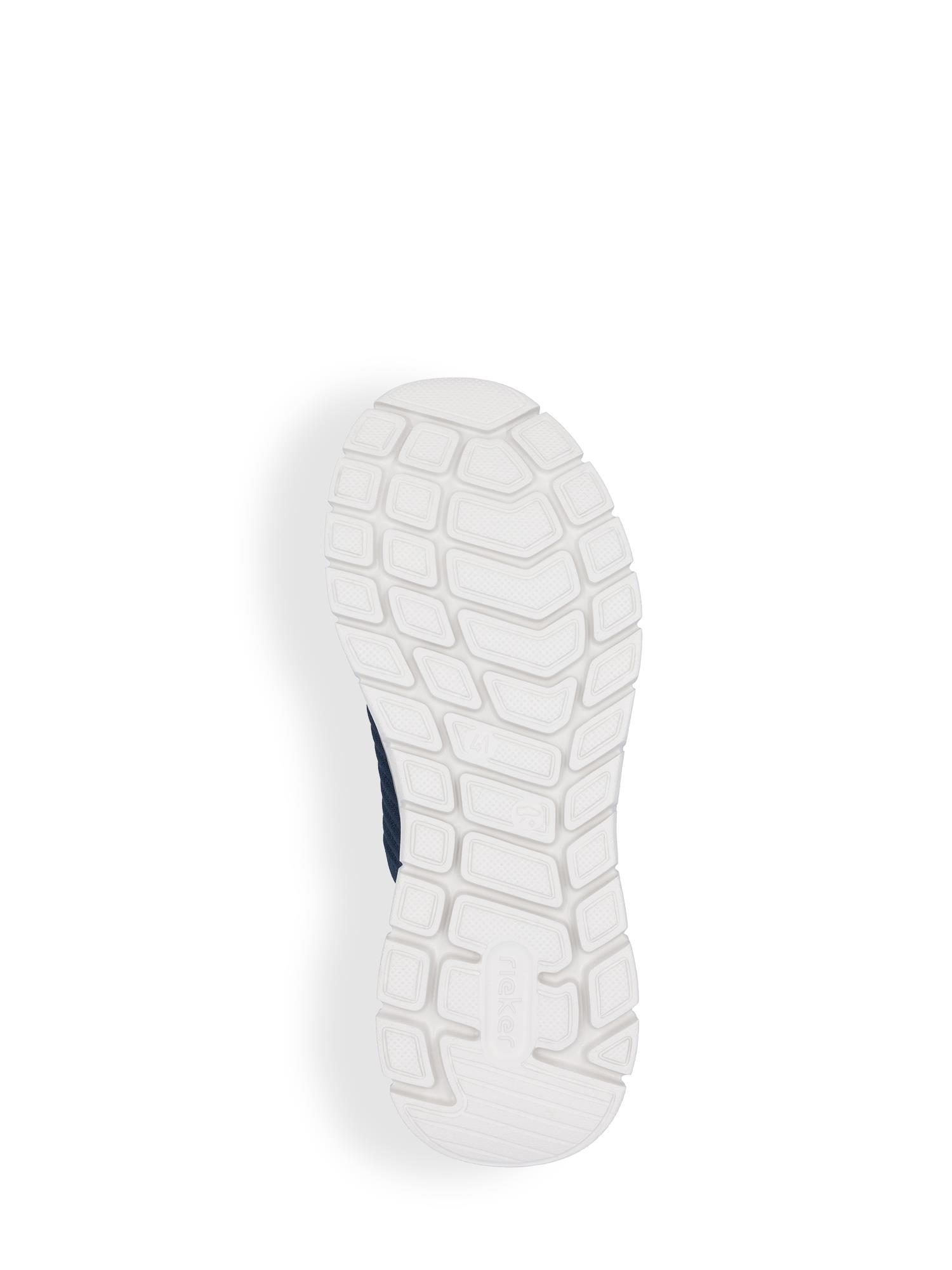 Bildet viser den hvite sålen på 03063 Rieker Ready2GO Slip-on Sneaker fra Rieker Comfort & Style, med et strukturert geometrisk mønster mot en vanlig hvit bakgrunn.