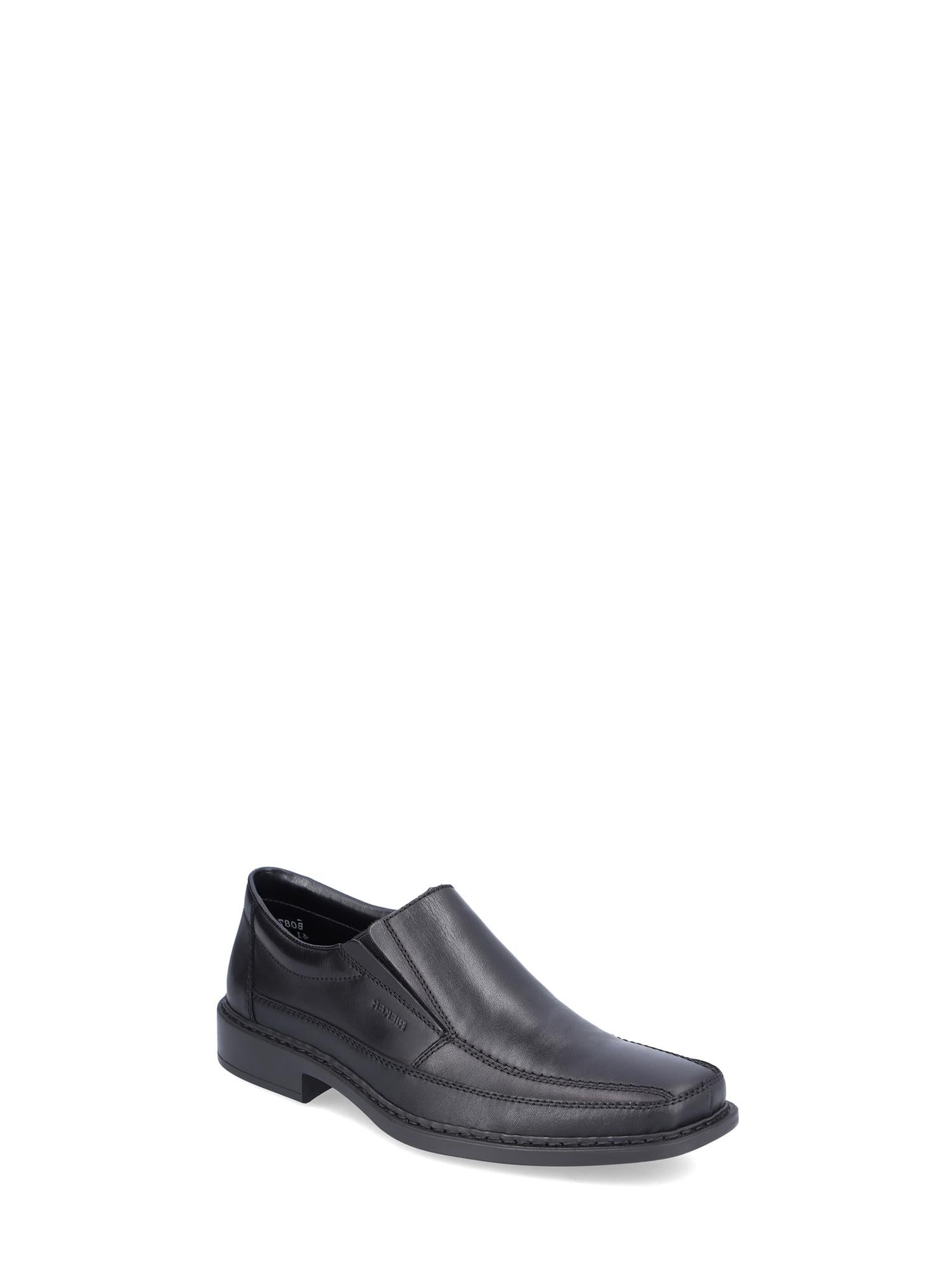 En enkelt svart 06765 Rieker Harrison Dressko fra Rieker Comfort & Style med antistress skinn innersåle, lav hæl, synlige sømmer og en avrundet firkantet tå vises på en hvit bakgrunn – et perfekt eksempel på tidsløst design.