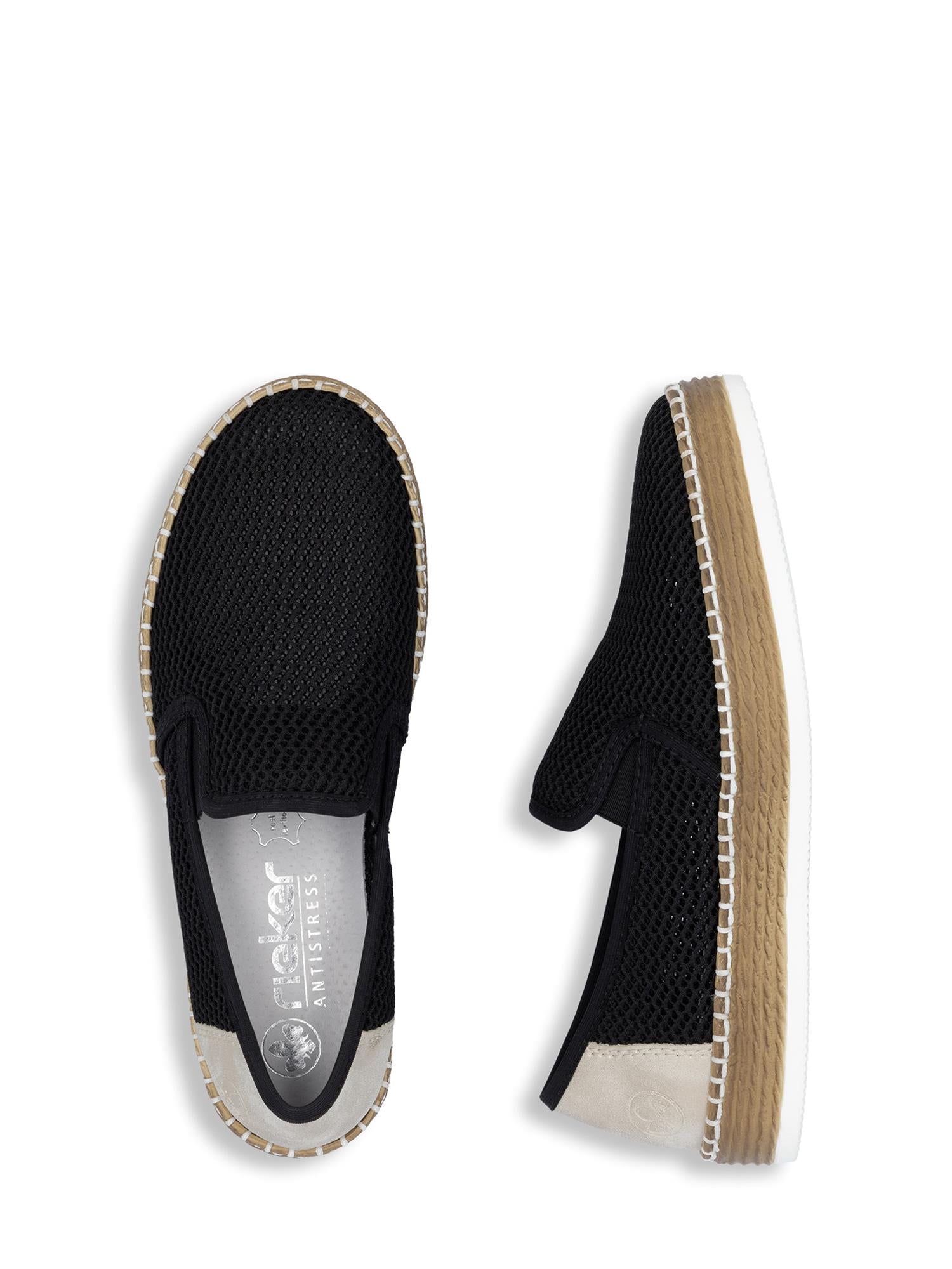 03156 Rieker BreezeWalk Sommersko fra Rieker Comfort & Style er sorte slip-on joggesko med hvit såle og beige tåkapper, med en teksturert meshoverflate og komfortabel innersåle - perfekt for bruk hele dagen.