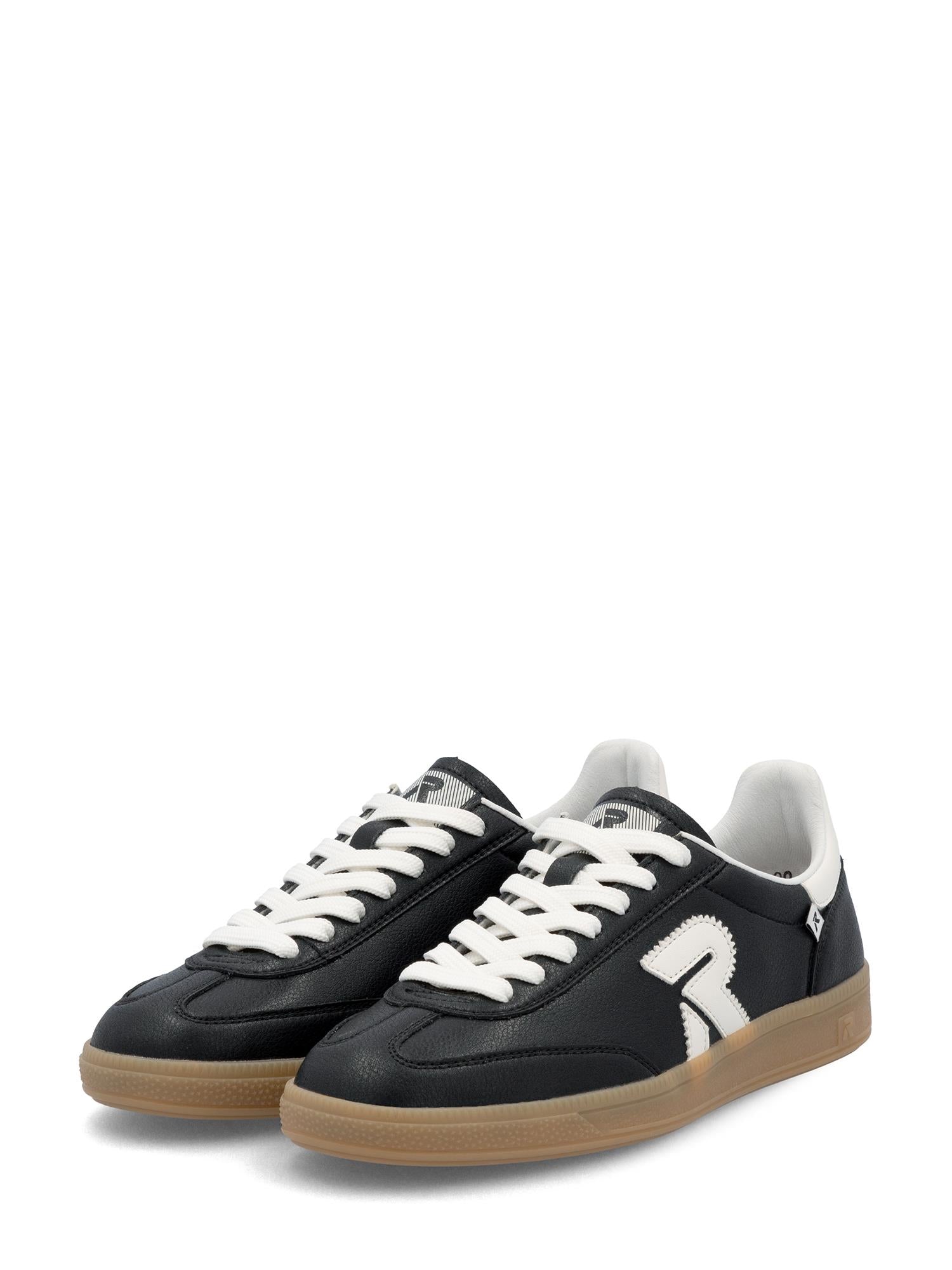 Rieker Sport 03470 San Diego skinnsneaker for kvinner i svart har hvite lisser, hvite såler, en hvit «R»-logo på sidene og en tyggegummifarget yttersåle i gummi, vist på en vanlig hvit bakgrunn.