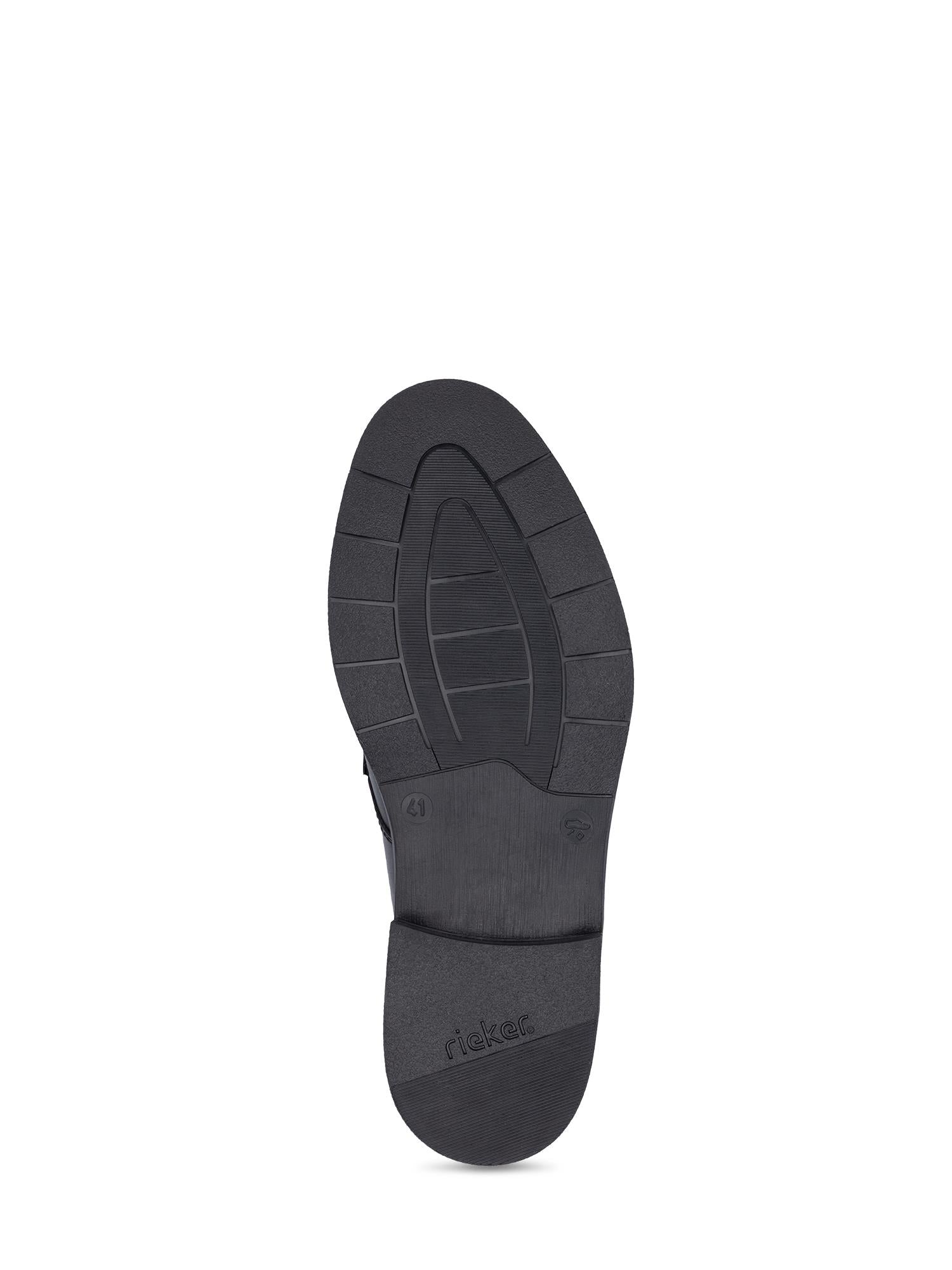 Bildet viser den svarte gummisålen på 02887 Rieker Milano Slip-On Herresko fra Rieker Comfort & Style, med teksturerte riller for grep og et preget merkenavn nær hælen for komfort og stil.