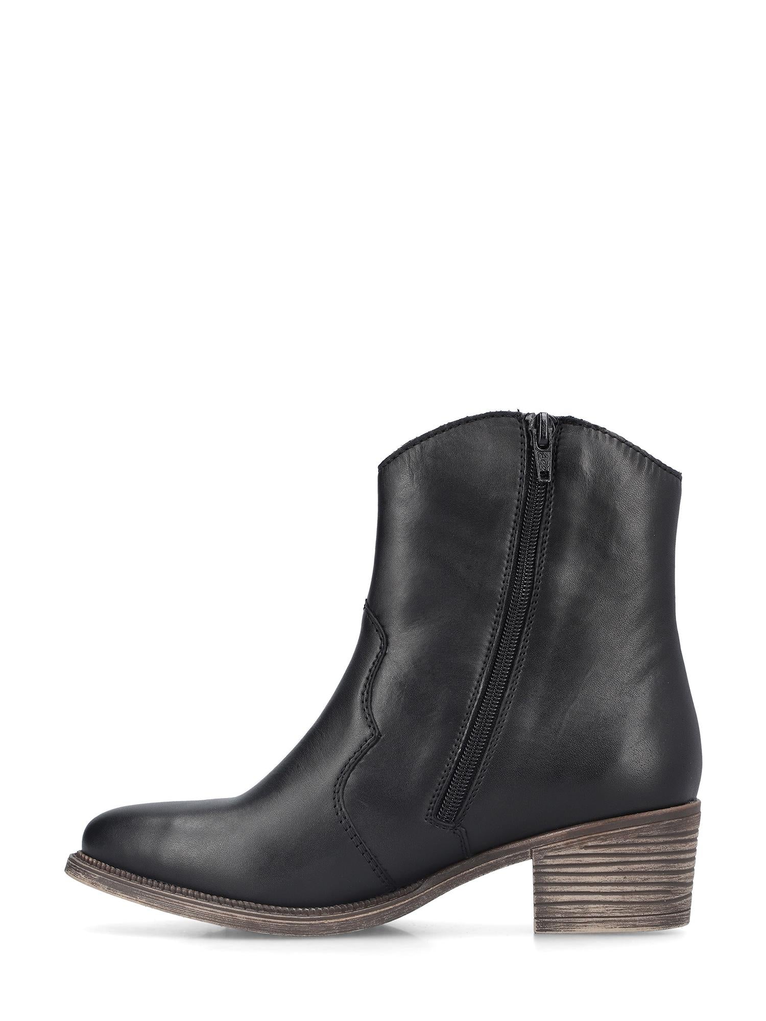 04859 Rieker Leather Cowgirl Boot fra Rieker Comfort & Style er en ankelstøvel i svart skinn med glidelås på siden og lav, stablet trehæl, vist i profil på en hvit bakgrunn.