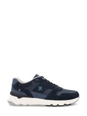 Rieker Sport 03314 BlueMotion herresneaker har marineblå, svarte og mørkeblå paneler i mesh og semsket skinn, en kraftig hvitgrå såle, en «R»-logo på siden og ekstra komfort for et sporty utseende. Vist i sideprofil.