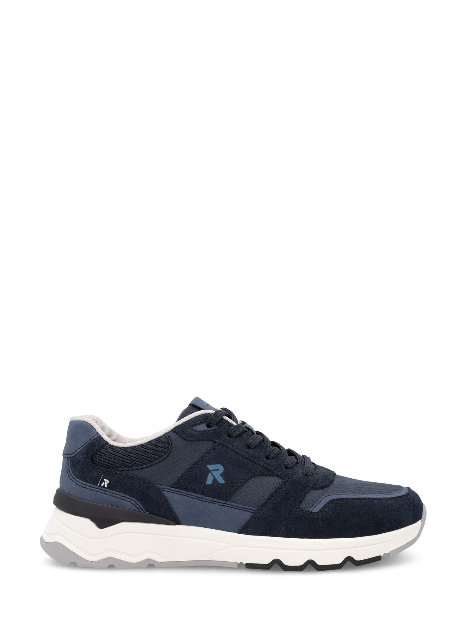 Rieker Sport 03314 BlueMotion herresneaker har marineblå, svarte og mørkeblå paneler i mesh og semsket skinn, en kraftig hvitgrå såle, en «R»-logo på siden og ekstra komfort for et sporty utseende. Vist i sideprofil.