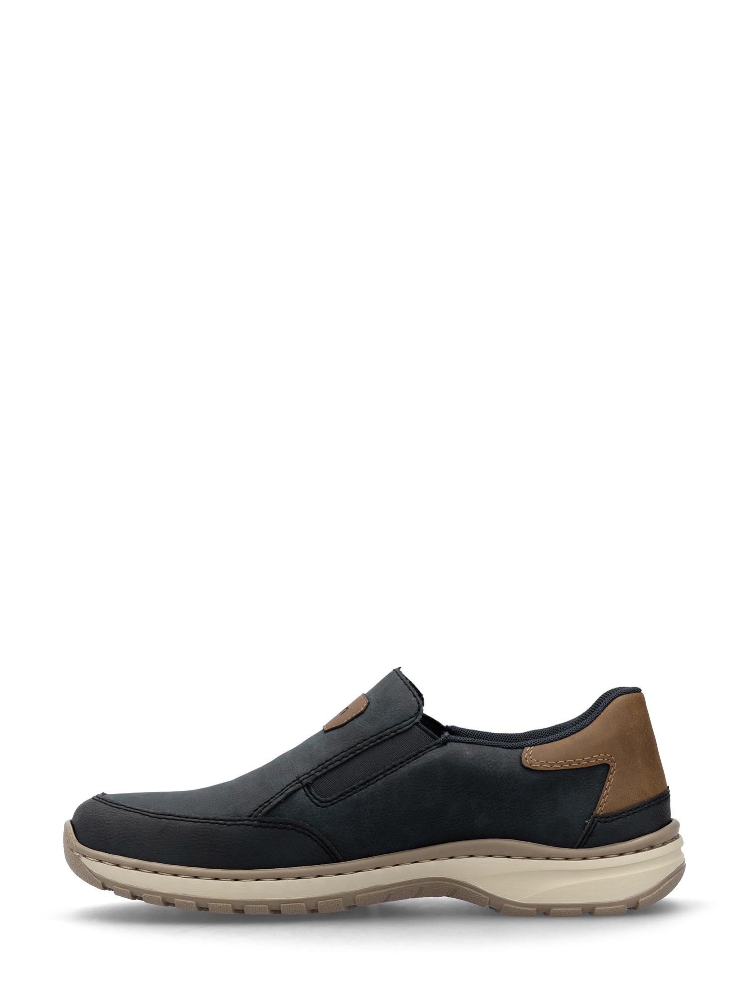 En enkel sort 09903 Rieker Almanda Buxton Balti slip-on herresko fra Rieker Comfort & Style med beige såle og brun hæl, vist i sideprofil på en hvit bakgrunn.