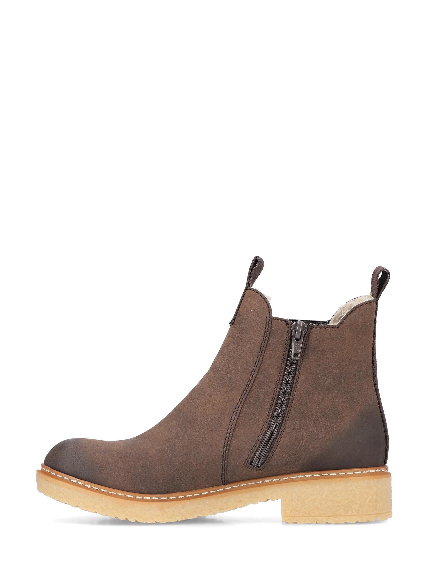 04947 Rieker Brown low chelsea varmfôret fra Rieker Comfort & Style er en brun ankelstøvel med beige såle, glidelås på siden, trekkfliker foran og bak, synlige sømmer, glatt tekstur, antistress-komfort og lav blokkhæl.