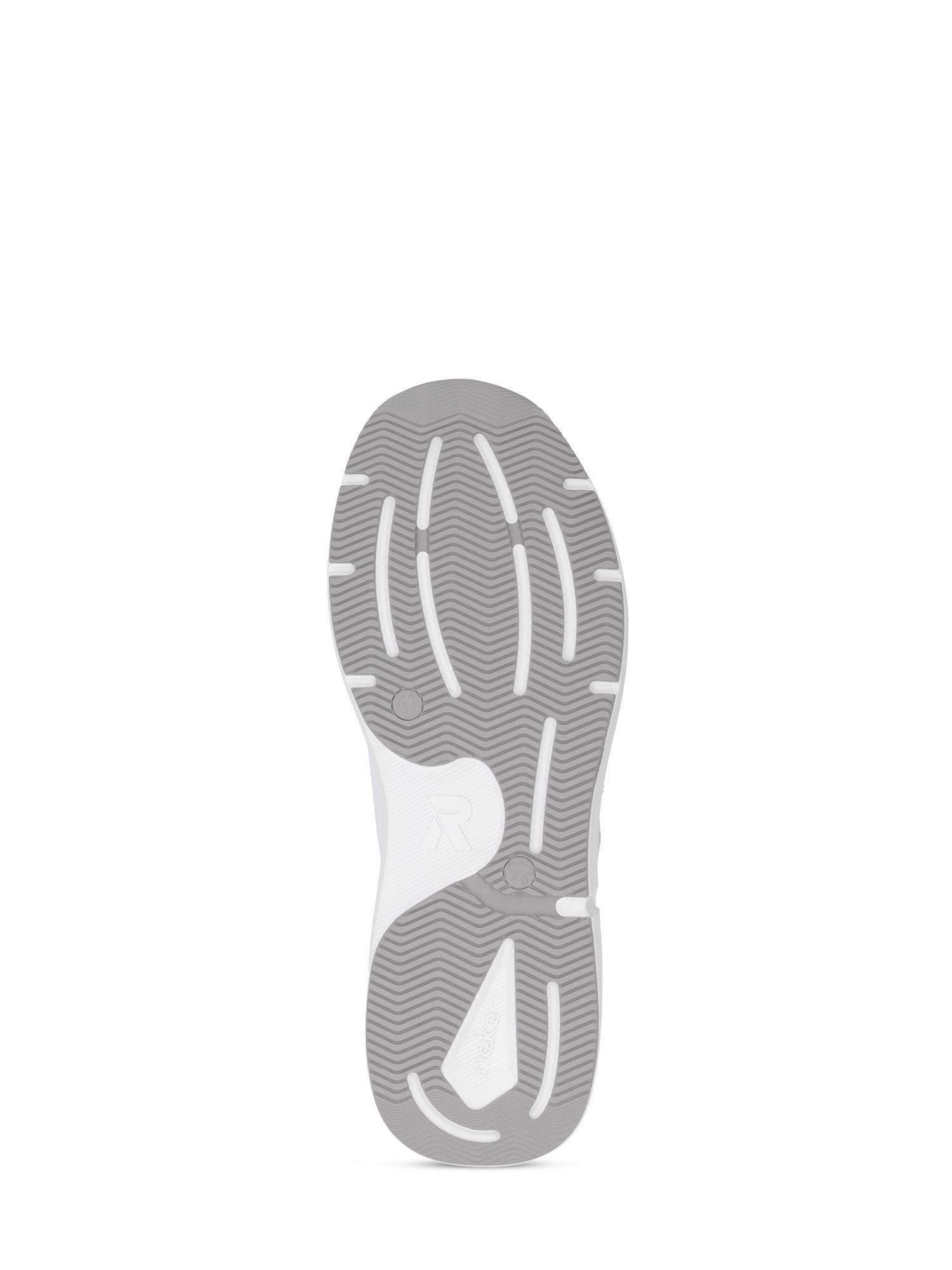 Nærbilde av sålen på 03316 Rieker Classic Sport Leather fra Rieker Sport, som viser lysegrå og hvit gummi med rillet slitebane og geometriske mønstre som gir grep på disse komfortable joggeskoene.