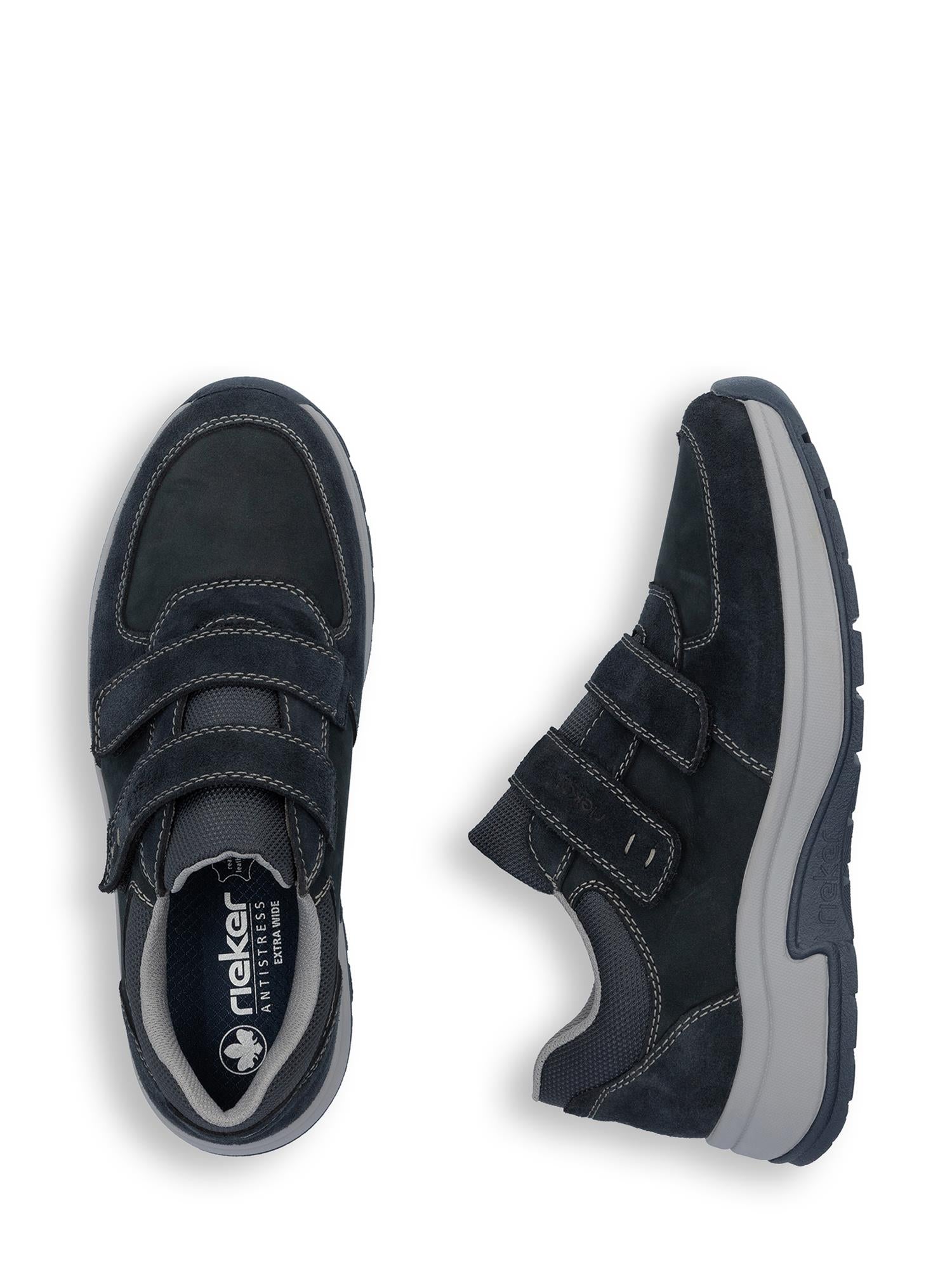 Et par mørkeblå 04824 Rieker UltraFlex Sneakers fra Rieker Comfort & Style, med to borrelåsstropper, lysegrå gummisåler, synlige sømmer og en ekstra bred passform, vist ovenfra og fra siden på en hvit bakgrunn.