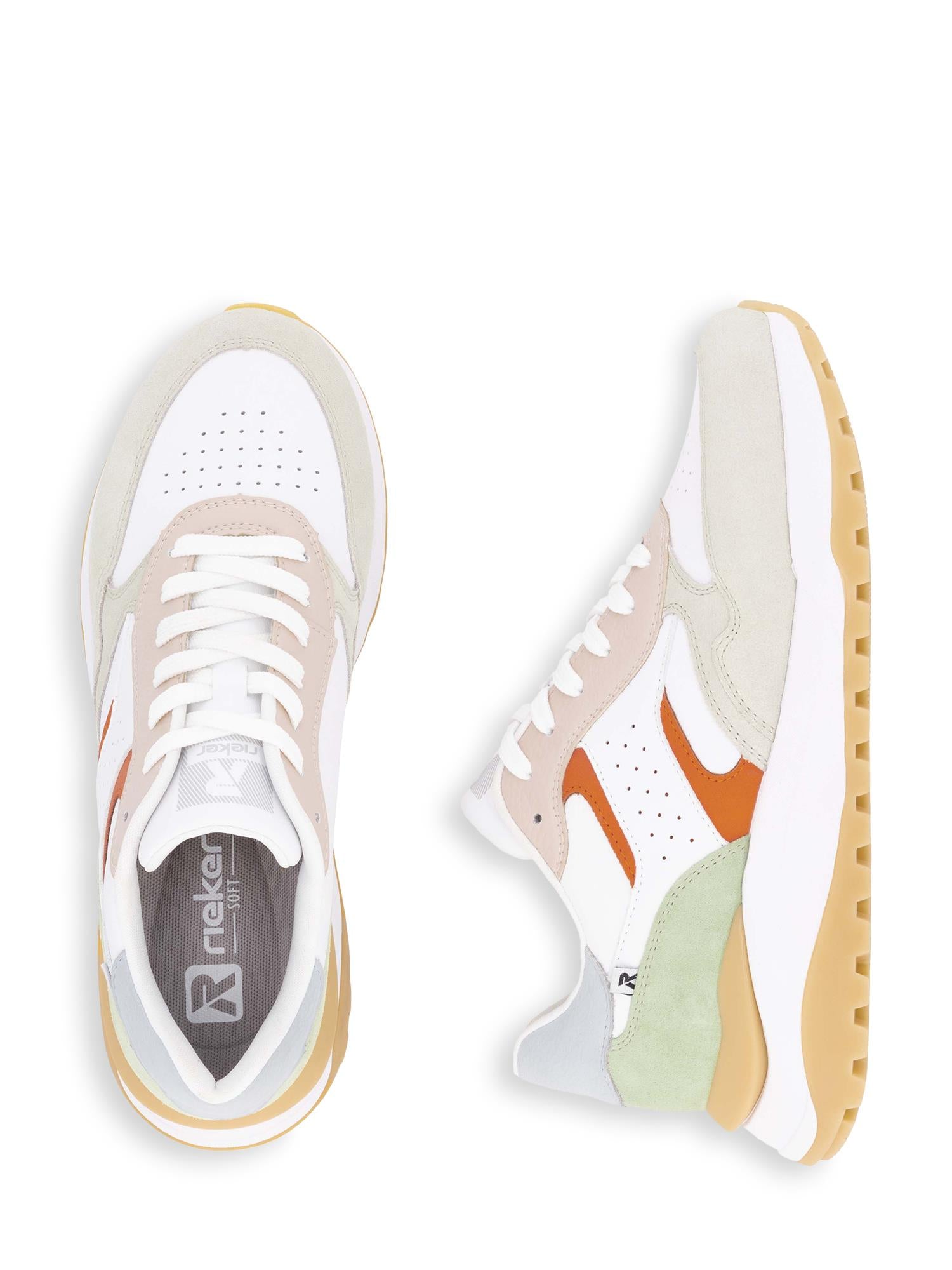 Rieker Sport 03546 TrailMotion Hvit Semsket-sneakers har paneler i semsket skinn og skinn i hvitt, beige, lysegrått og brunt med gummisåler for pusteevne; vist ovenfra og fra siden. Inspirert av TrailMotion-design.