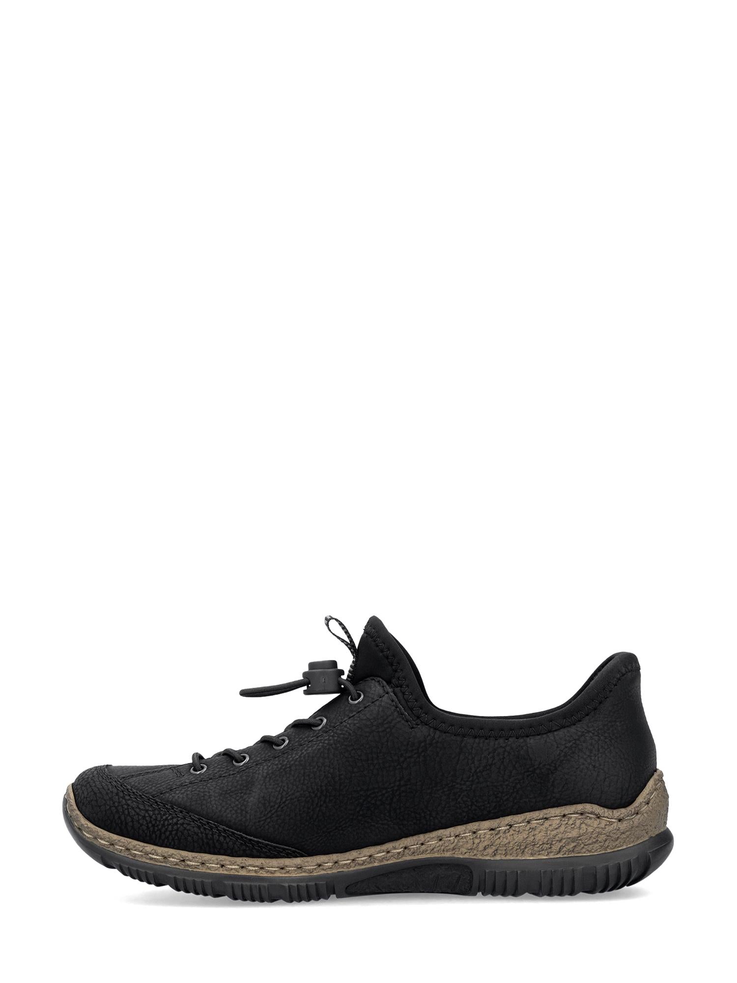 05026 Rieker Black Corc Sneaker fra Rieker Comfort & Style er en svart fritidssko med strukturert skinn, svarte lisser, brun gummisåle og antistress-teknologi, vist fra siden på en hvit bakgrunn.