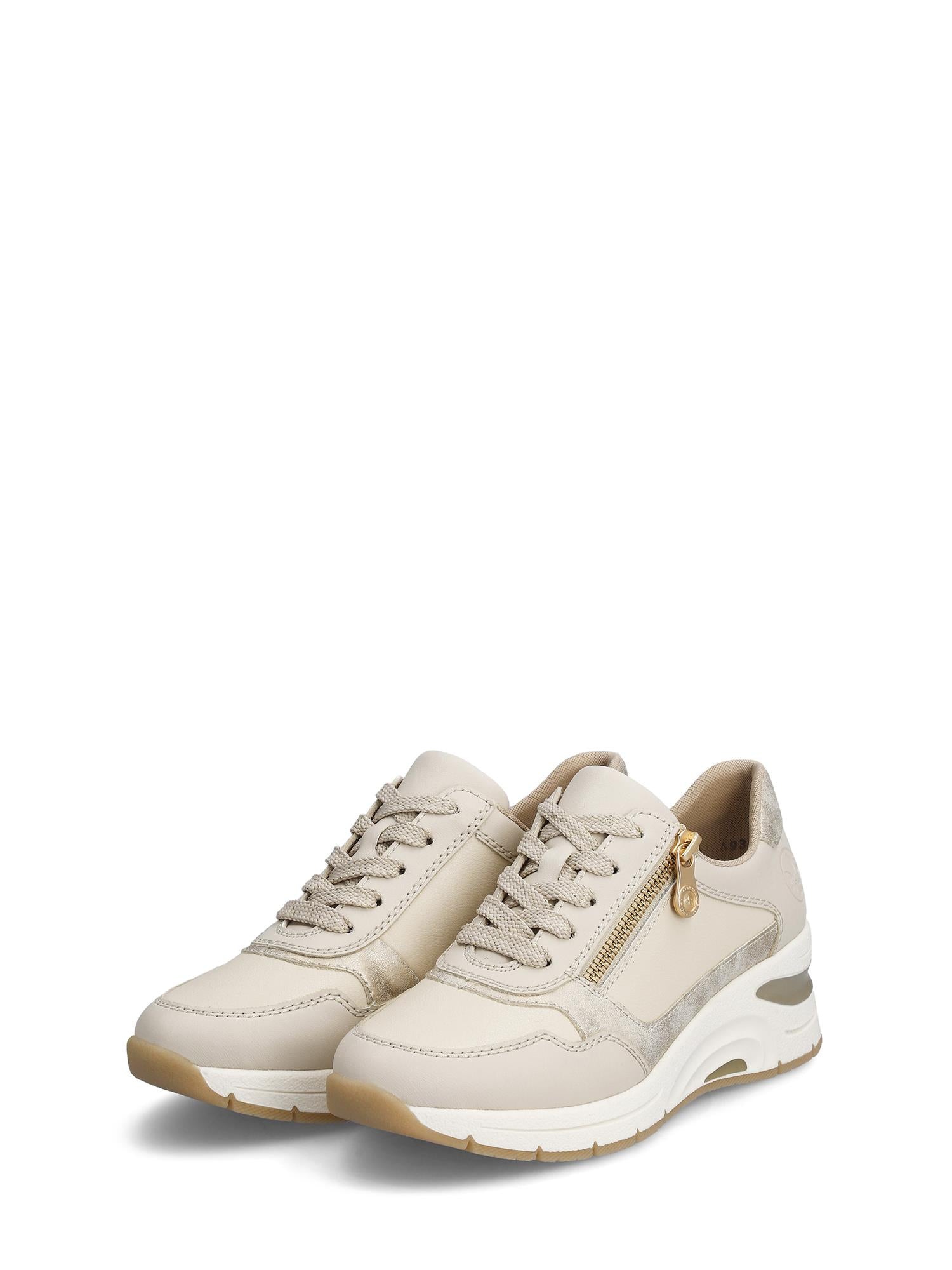 07583 Rieker Reflect Leather Zip Sneaker fra Rieker Comfort & Style er et par beige joggesko dame med semsket aksenter, glidelås på siden, hvite såler med lysebrune slitebaner, komfort sko med uttakbar innersåle på en ensfarget hvit bakgrunn.