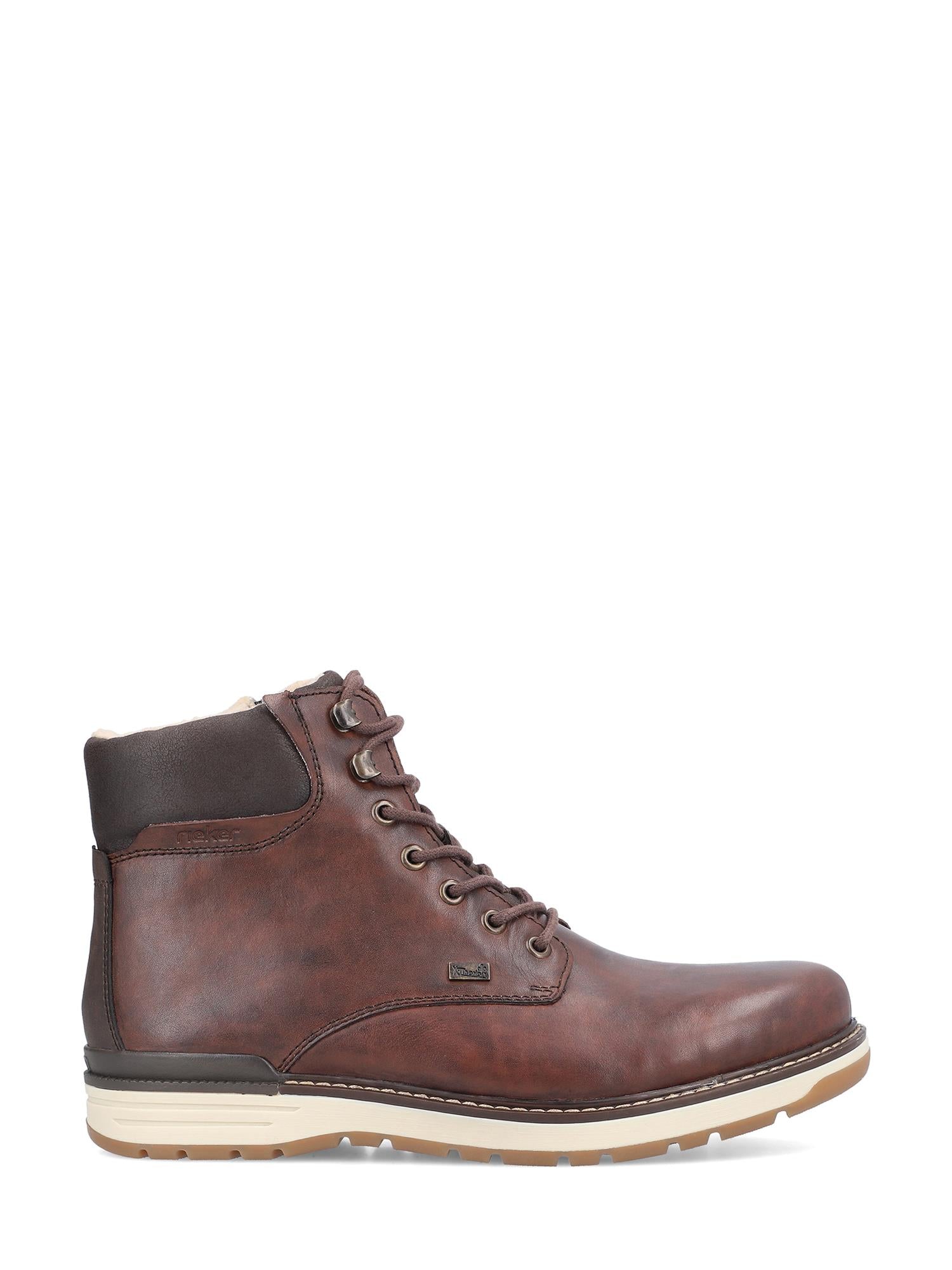 04371 Rieker Winter Boots for herrer fra Rieker Comfort & Style er en ankelstøvle med snøring i brunt skinn, polstret mørkebrun krage, metalløyer, Antistress-komfort og beige og hvit gummisåle, vist i sideprofil på hvit bakgrunn.
