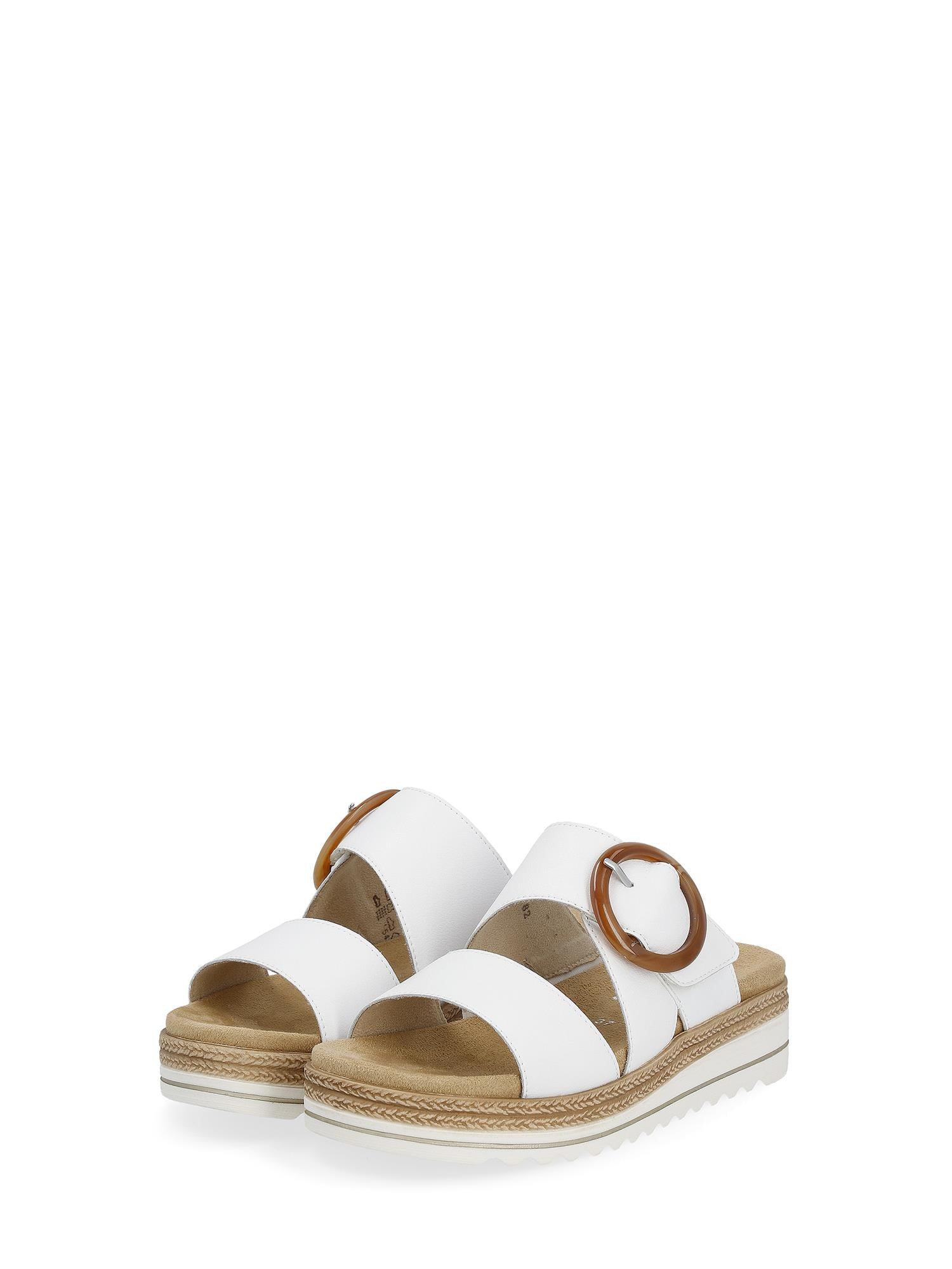 Remonte 07635 Aroha Leather Sandal har brede, hvite slip-on-remmer, brune spenner, polstrede, beige fotsenger med uttakbar innersåle og platåsåle med taudetaljer for stilig komfort.