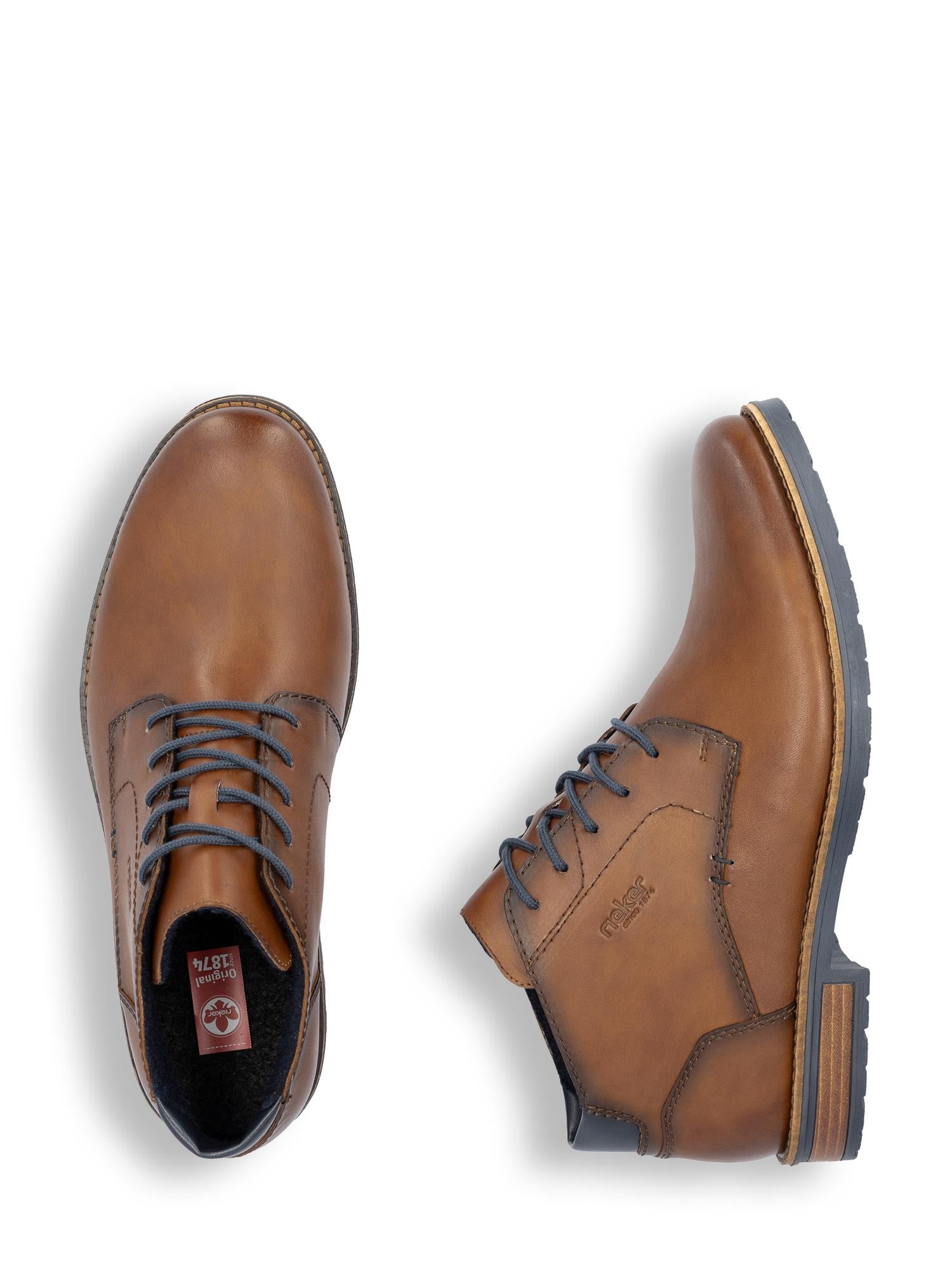 04760 Rieker Classic Leather Boot Brown fra Rieker Comfort & Style er vist ovenfra og fra siden på en hvit bakgrunn, med mørke såler og sydde detaljer - perfekt som komfortabel herresko.
