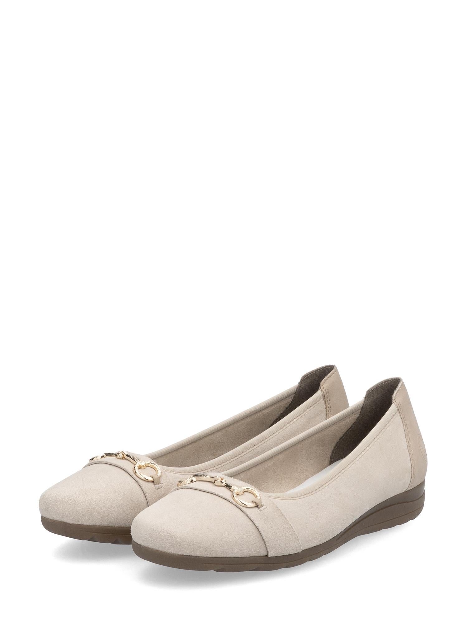 03206 Rieker SoftStep Ballerina Nude fra Rieker Comfort & Style har et fleksibelt design, runde tær, brune såler og gullkjededetaljer for overlegen komfort, vist på en hvit bakgrunn.