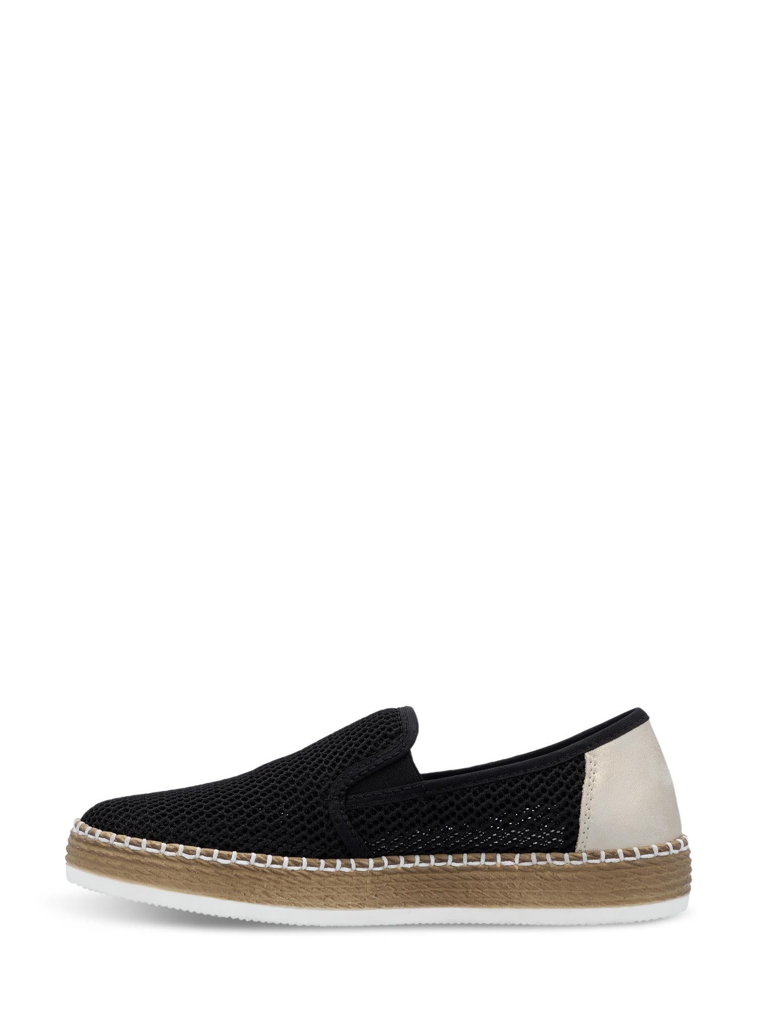 03156 Rieker BreezeWalk Sommersko fra Rieker Comfort & Style er en svart slip-on espadrille med overdel i strukturert mesh, beige hælpanel, brunbrun såle med hvite sømmer og en komfortabel innersåle som gir komfort hele dagen. Sett fra siden på hvit bakgrunn.