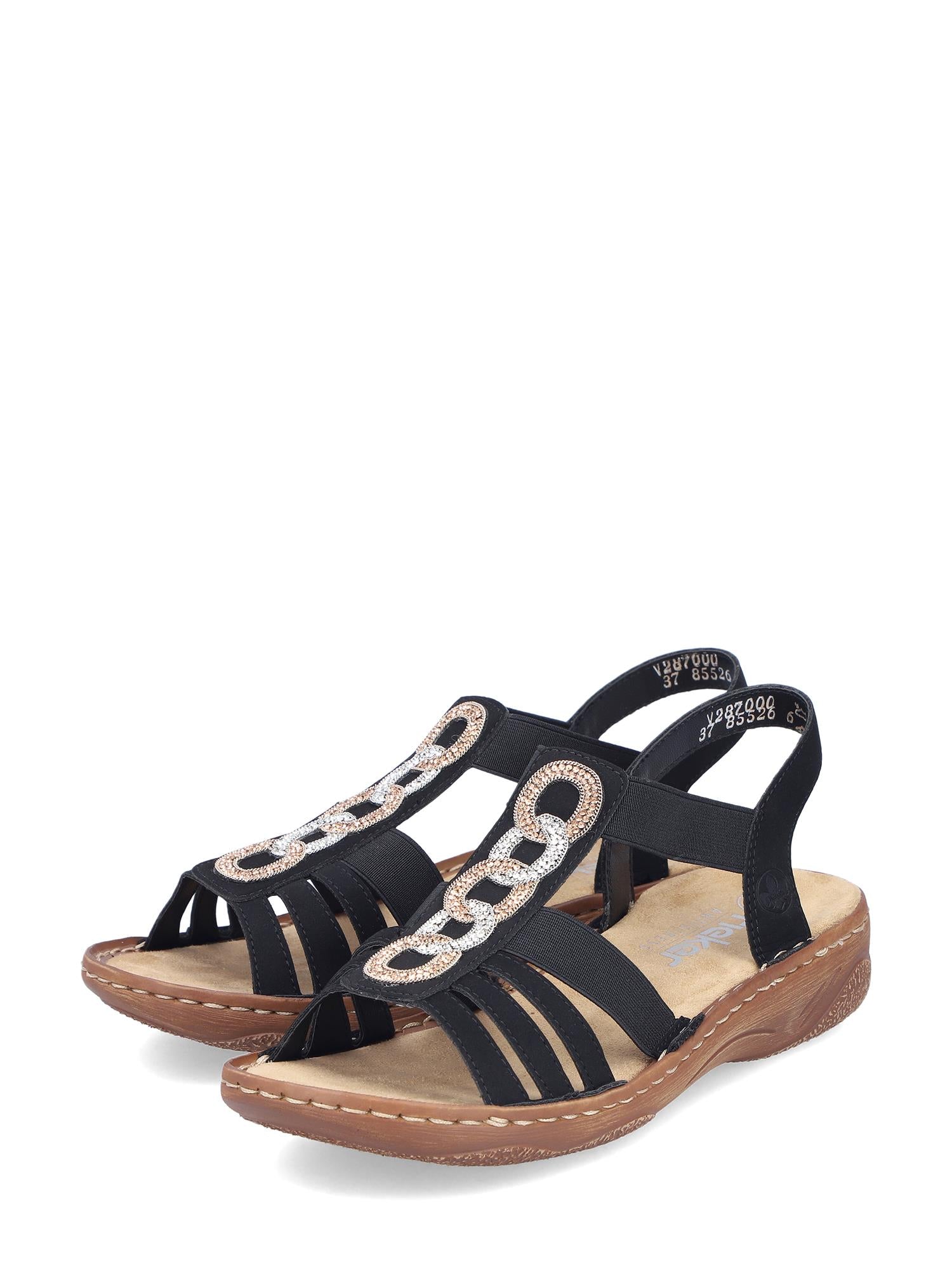 03344 Rieker Leona Sandal fra Rieker Comfort & Style har svart overdel med reimer og sølvkjedeutsmykninger, lave brune såler og en komfortabel passform i en liten passform.