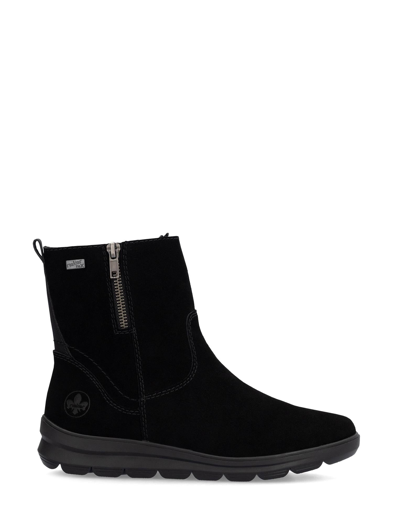 04826 Rieker Semsket Tex-membran Varmfôret Boots fra Rieker Comfort & Style har glidelås på siden, rund tå, flat gummisåle, synlige sømmer og en liten blomsterlogo nær hælen på en hvit bakgrunn.