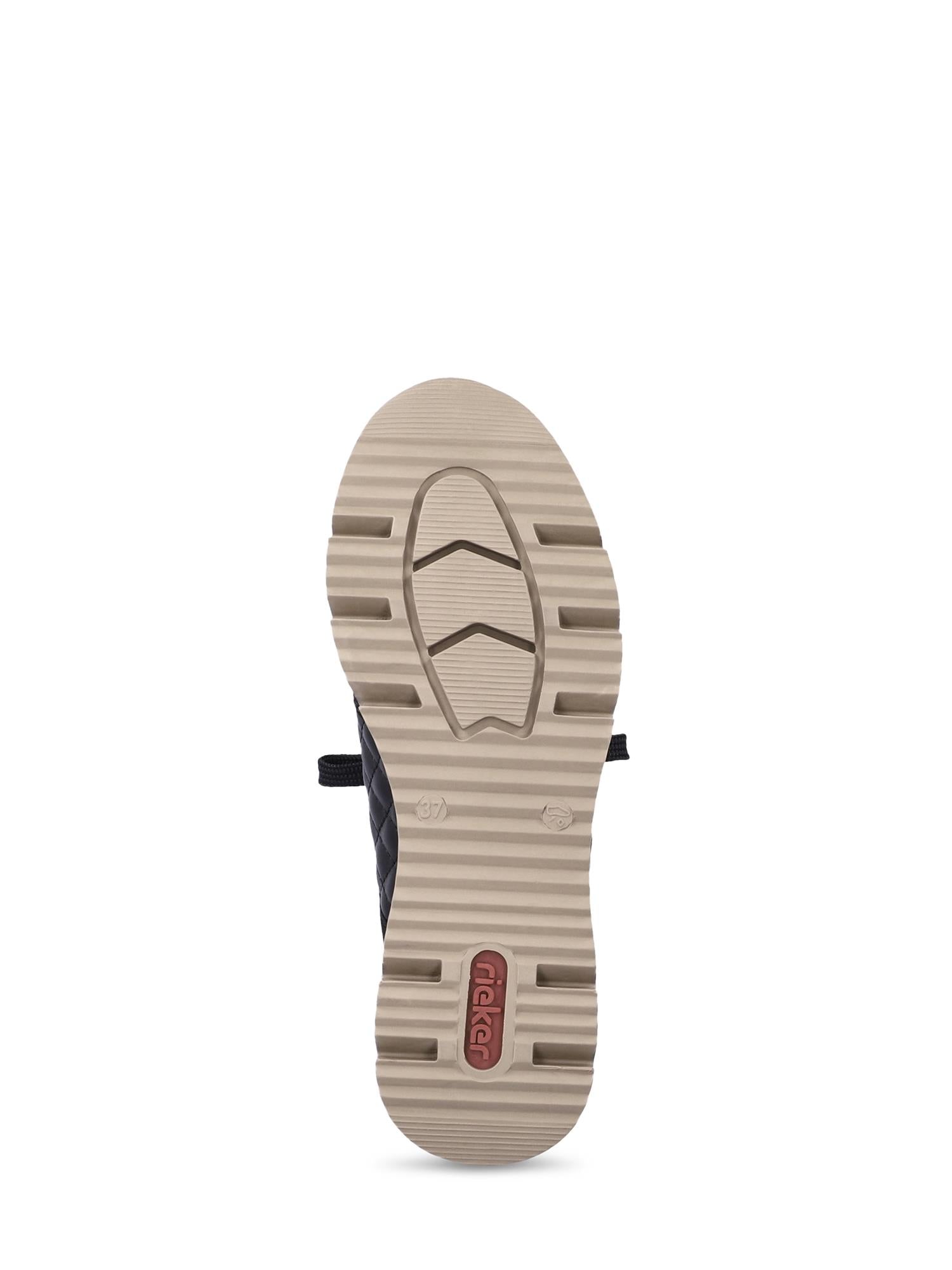En beige gummisåle med strukturerte riller og to opphøyde chevrons i midten; ordet Rieker vises i rødt nær hælen. En del av overdelen på disse 04389 Rieker Schwarz Kilesneakers fra Rieker Comfort & Style er synlig.