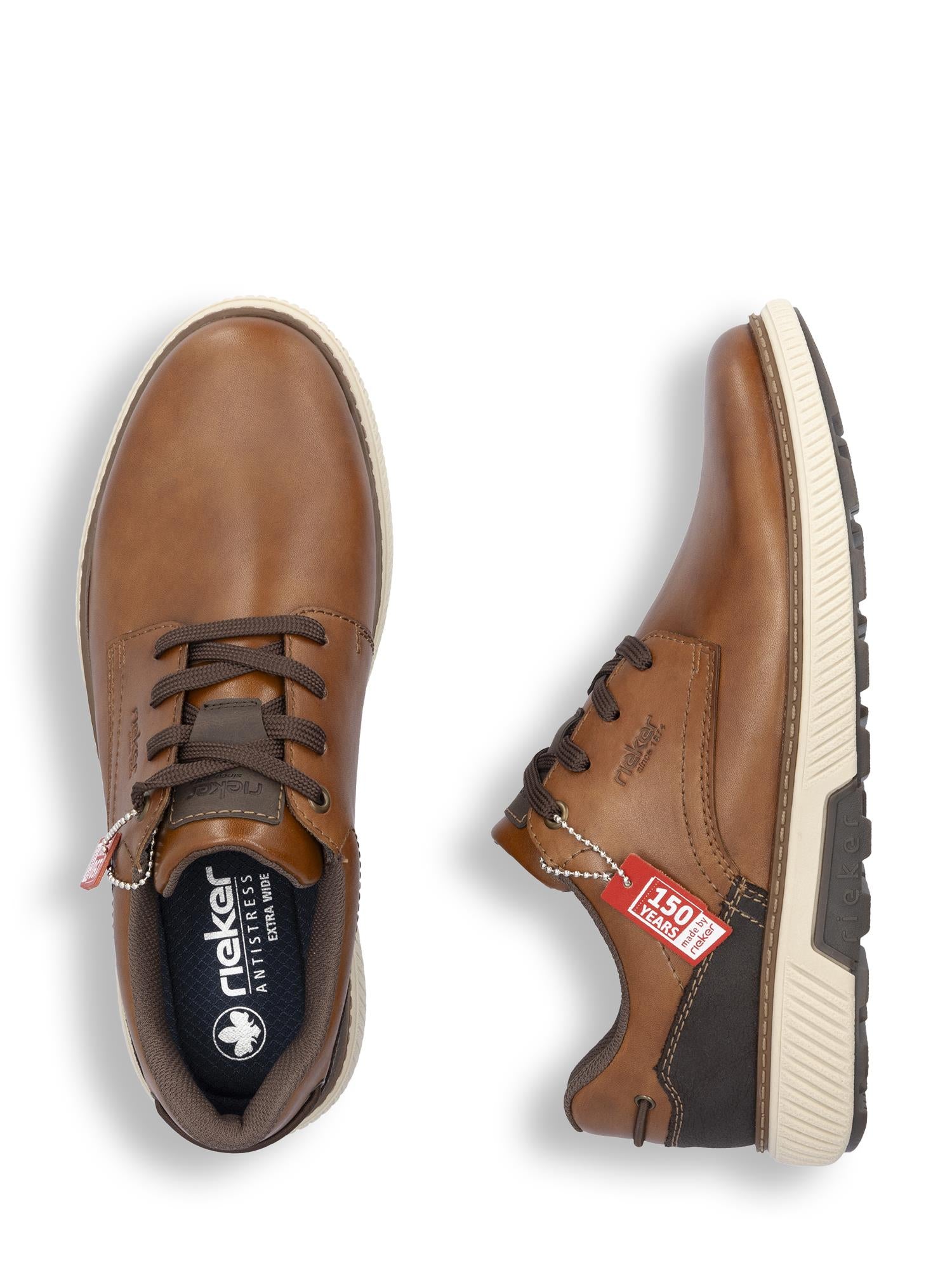 Et par brune Rieker Comfort & Style 04763 Memosoft Leather-sko med beige såle, mørkebrune detaljer, rødt 150 Years-merke og ekstra vid passform for optimal komfort vises her ovenfra og fra siden.