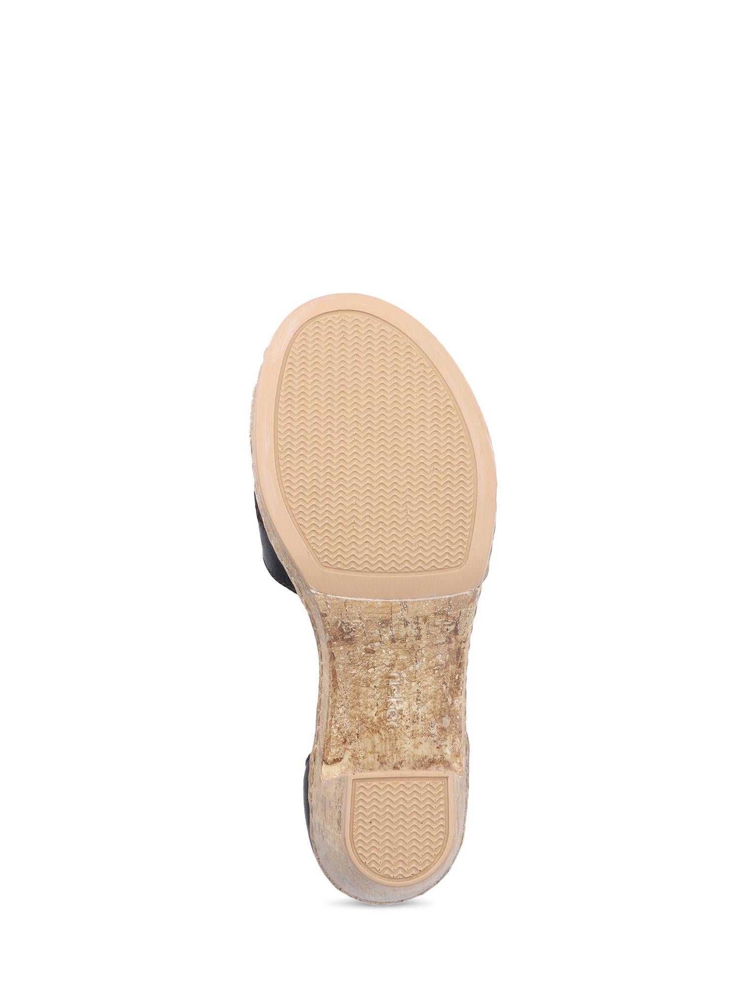 Bildet viser undersiden av Rieker Comfort & Style 07499 Malibu Sandal Leather, som har en beige gummisåle med strukturert grep, en flekkete korklignende mellomsåle for eleganse og en lett forhøyet hæl for ekstra komfort.