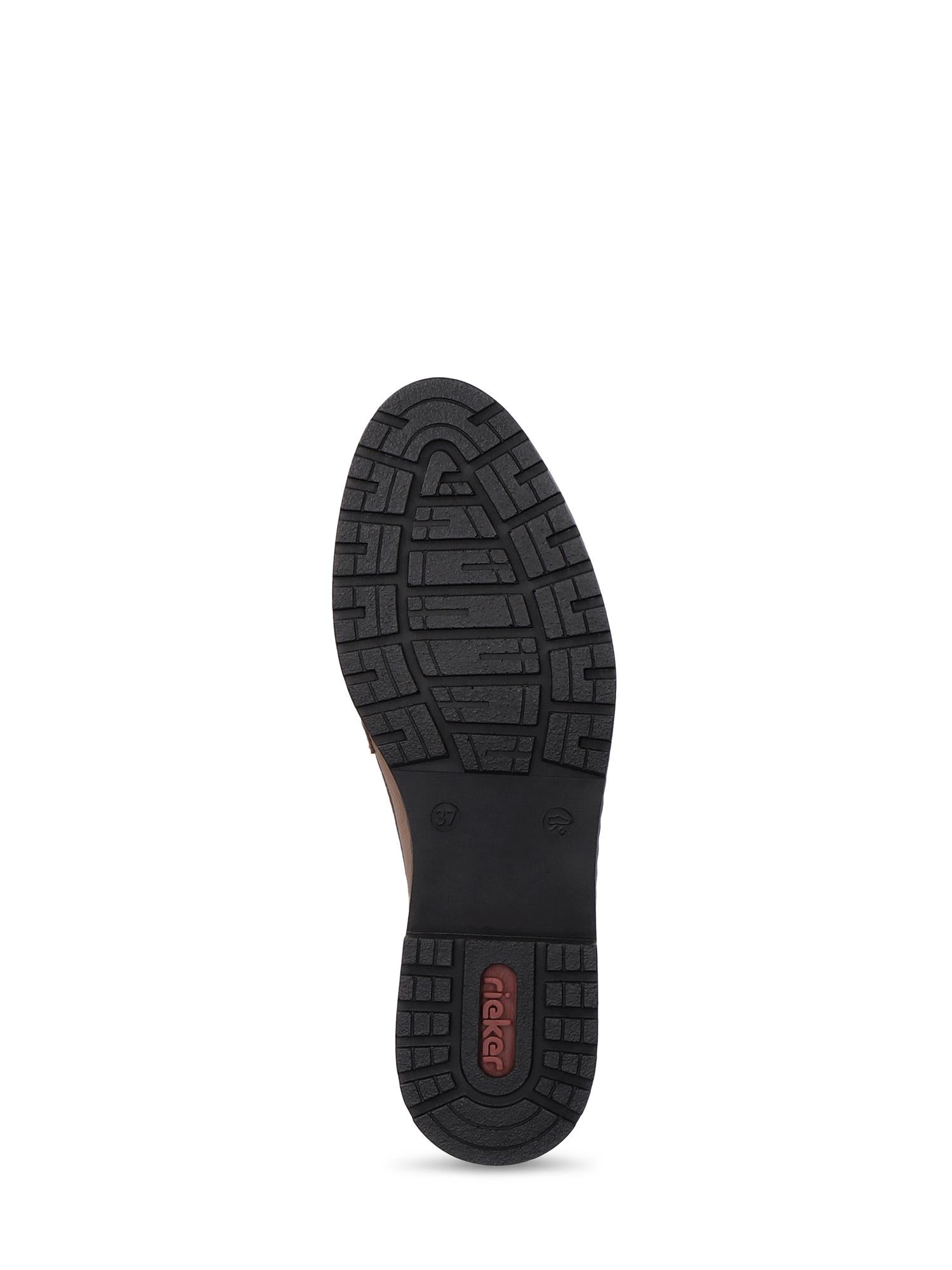Bildet viser en enkel svart skosåle med strukturert mønster og en rød Rieker-logo nær hælen, fra 04396 Rieker Ladies Loafer Cayenne fra Rieker Comfort & Style, sett underfra. Bakgrunnen er hvit.