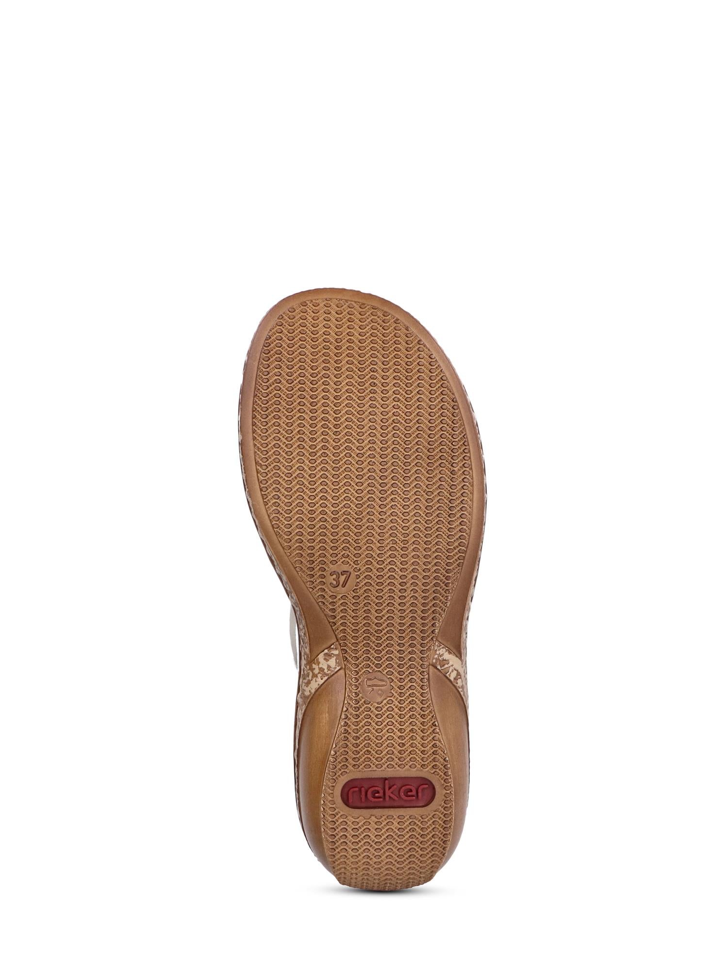 Bildet viser sålen på en perlehvit sandal med bølget mønster, som blander komfort og stil. Størrelse 37 og den røde Rieker-logoen er synlige, og understreker kvaliteten på Rieker Comfort & Styles 07496 Pearl White-sandal.