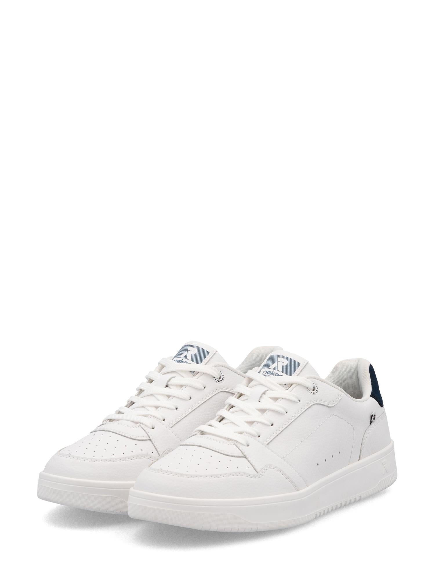03320 Rieker Sportivo Leather Sneaker fra Rieker Sport er en hvit low-top med hvite snørebånd, perforerte tåkapper, subtile sømmer, en mørkeblå hælaccent, Swing2GO-teknologi for komfort og en logo på tungen.