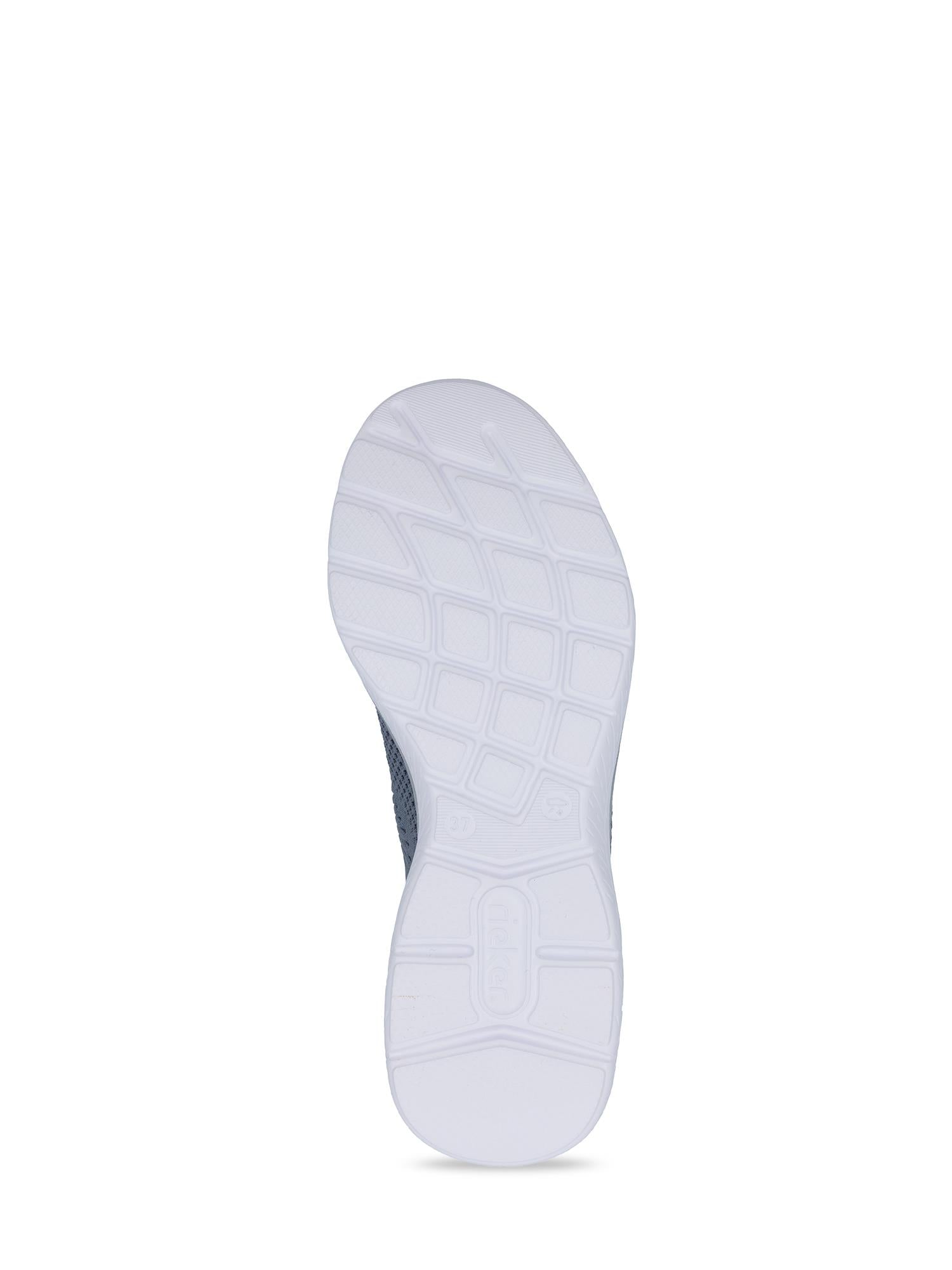 Bildet viser den hvite sålen på Rieker Sport 07136 Ready2GO Slip-On Blue, med en rutenettmønstret slitebane med buede og rette riller, sett nedenfra på en vanlig hvit bakgrunn - perfekt for komfort hele dagen.