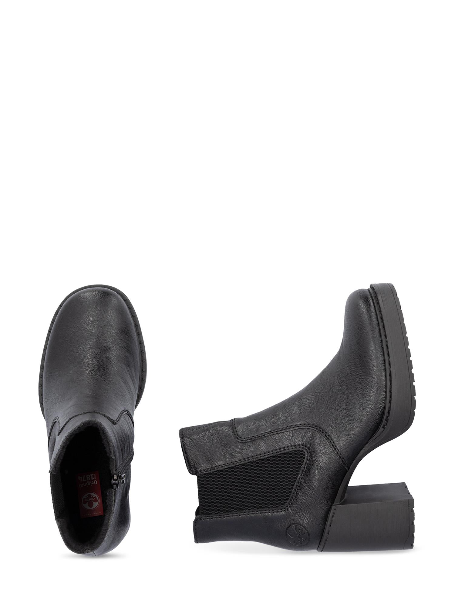 Et par svarte 04742 Rieker Heeled booties fra Rieker Comfort & Style, med en chunky hæl. Den ene støvletten står oppreist for å vise siden og hælen; den andre er ovenfra og ned, noe som fremhever tå, vrist og elastisk sidepanel.