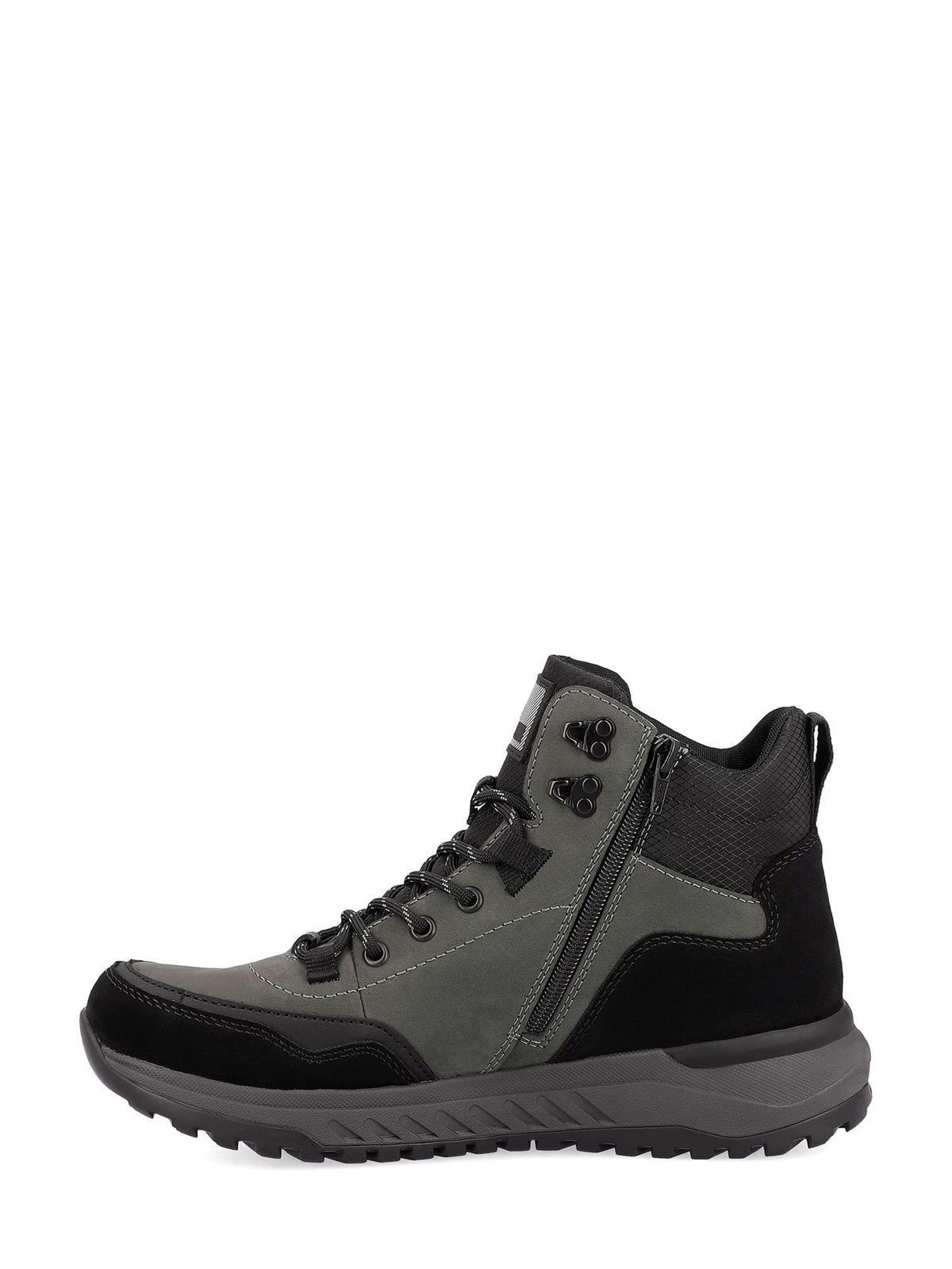 04505 Rieker-Evolution Coal Boot Tex-Membran Ice-Grip fra Rieker Sport er en svart og mørkegrå joggesko med snørebånd, glidelås på siden, paneler i blandet materiale og strukturert såle, vist mot en hvit bakgrunn.