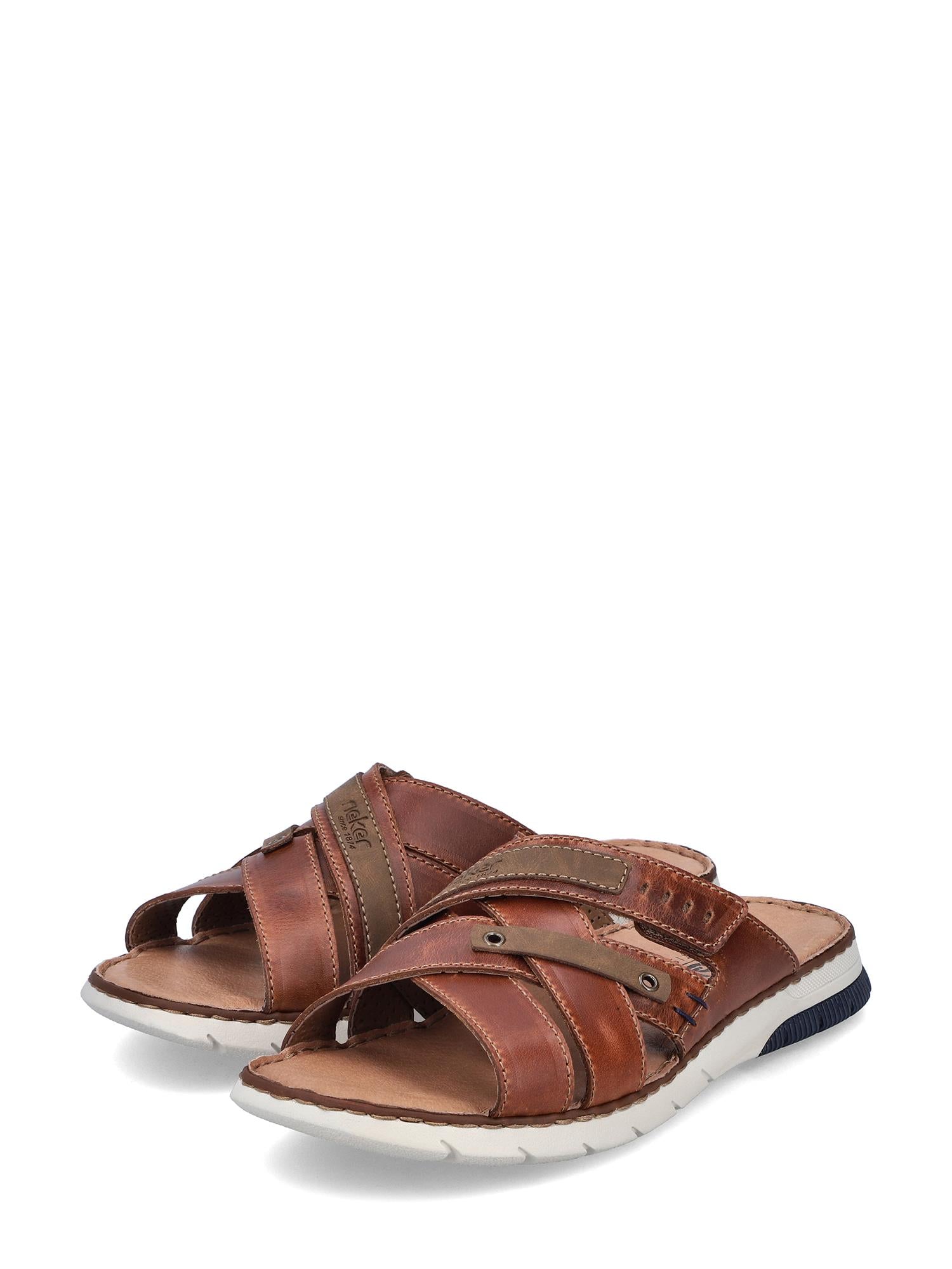02926 Rieker Terra Stride Sandal fra Rieker Comfort & Style har brunt skinn, flere reimer, detaljerte sømmer og hvit såle med mørkeblå hæl med tekstur. Vist i en liten vinkel på en hvit bakgrunn.