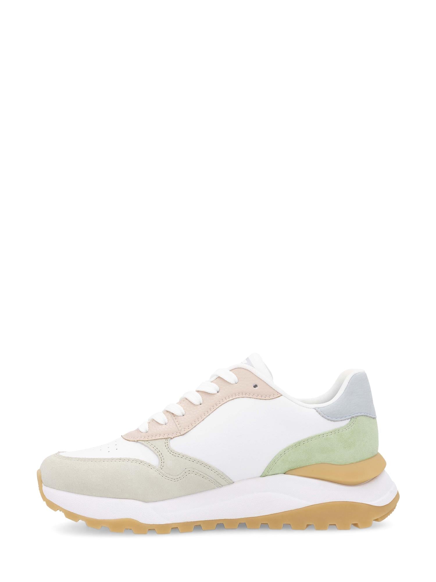 03546 Rieker TrailMotion Hvit semsket-sneakeren fra Rieker Sport har en hvit base, lys beige og blekrosa detaljer, mintgrønne og lyseblå aksenter på hælen, og en kraftig, tyggegummifarget såle for god komfort.