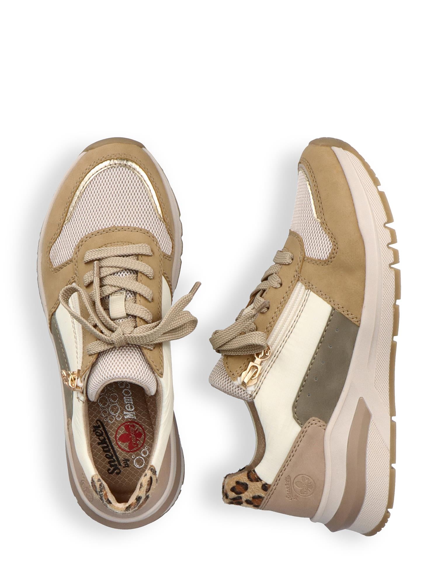 06827 Rieker Sand Combo-sneakersene fra Rieker Comfort & Style har beige og hvite toner med lysebrune semskede detaljer, mesh-detaljer, leopardprint på hæl og en støtdempende såle. Den ene skoen er vist ovenfra og den andre fra siden mot en hvit bakgrunn.
